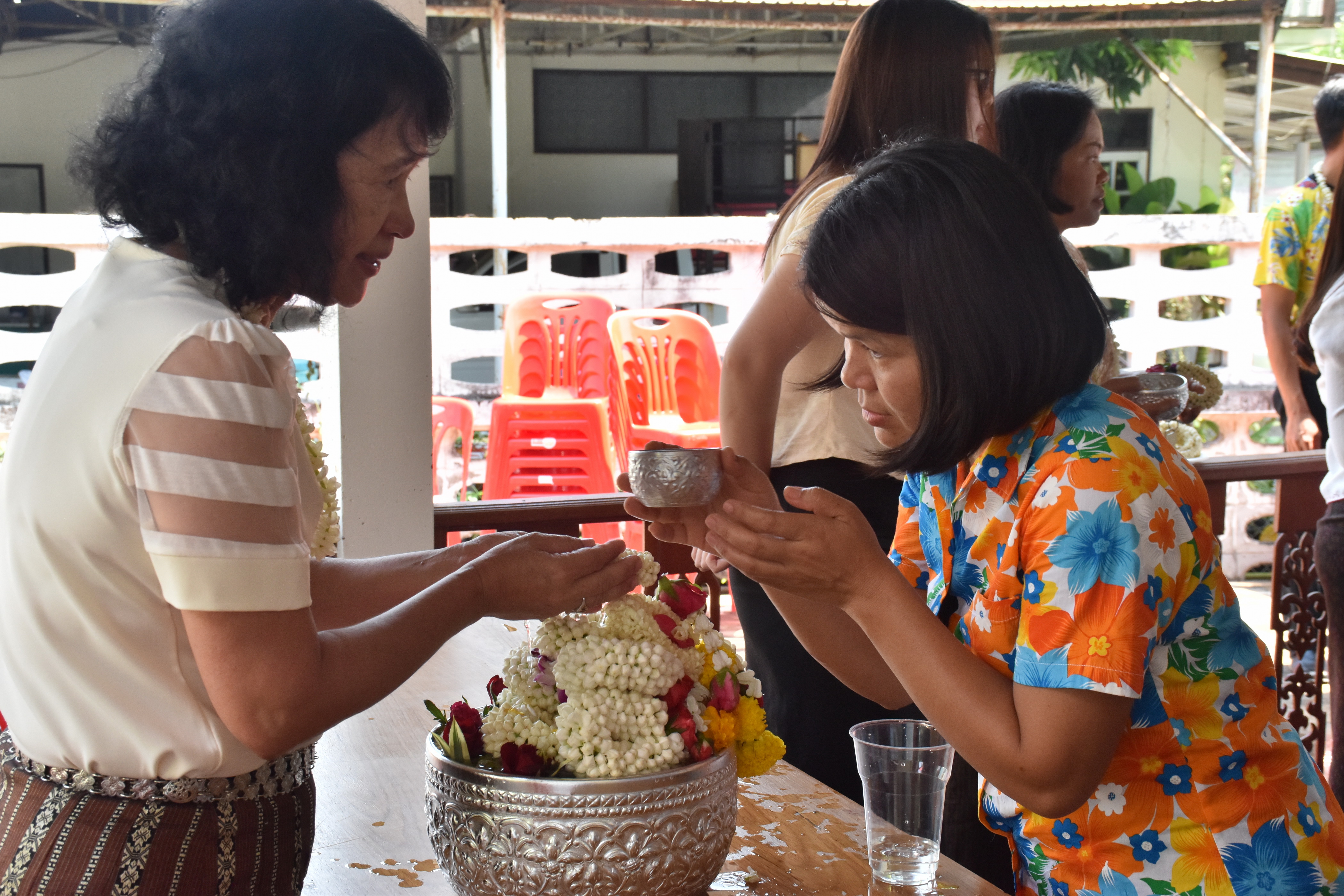 10 เมษายน 2561 กิจกรรมรดน้ำดำหัวขอพรจากผู้อาวุโส เนื่องในโอกาสเทศกาล สงกรานต์ ประจำปี 2561