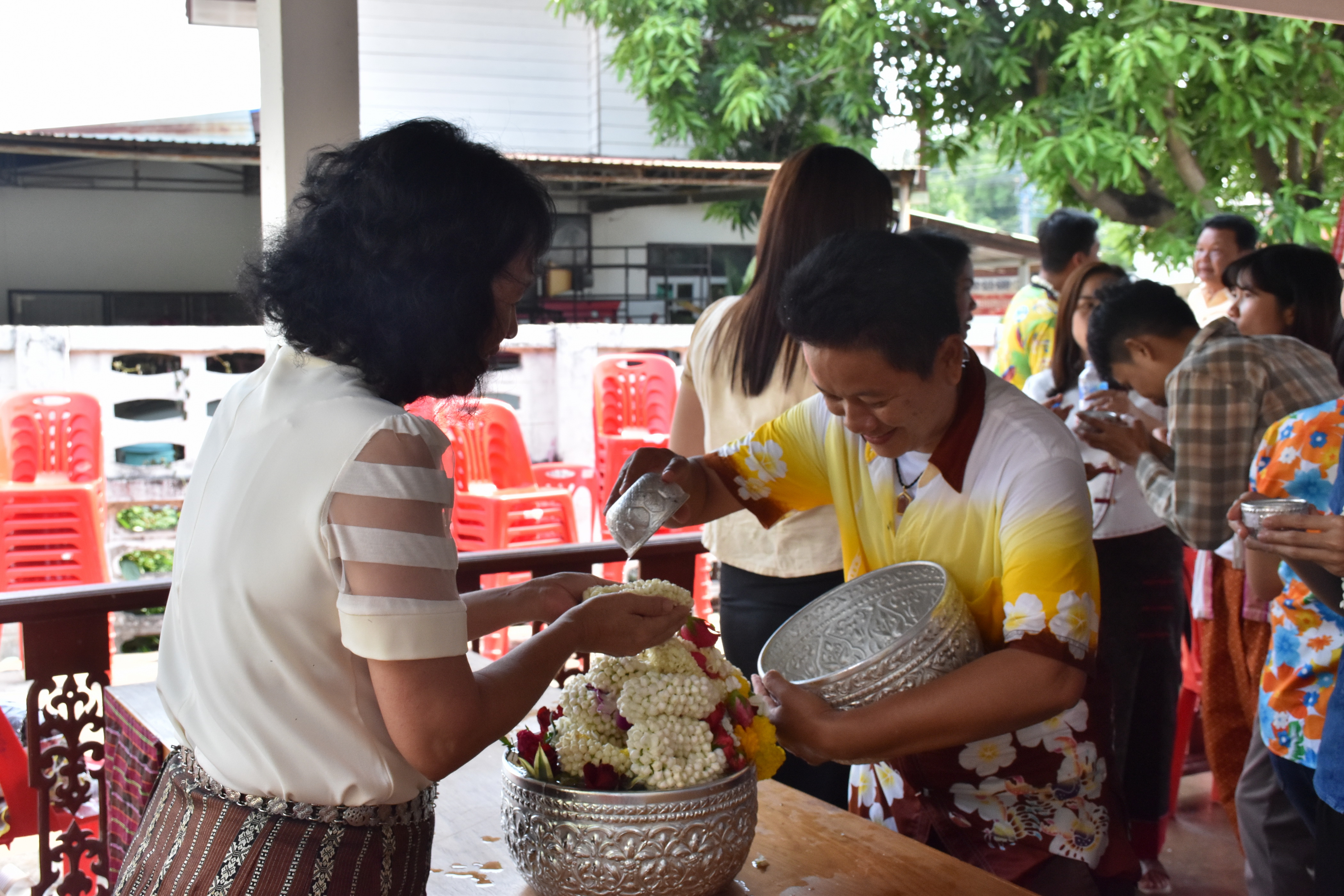 10 เมษายน 2561 กิจกรรมรดน้ำดำหัวขอพรจากผู้อาวุโส เนื่องในโอกาสเทศกาล สงกรานต์ ประจำปี 2561