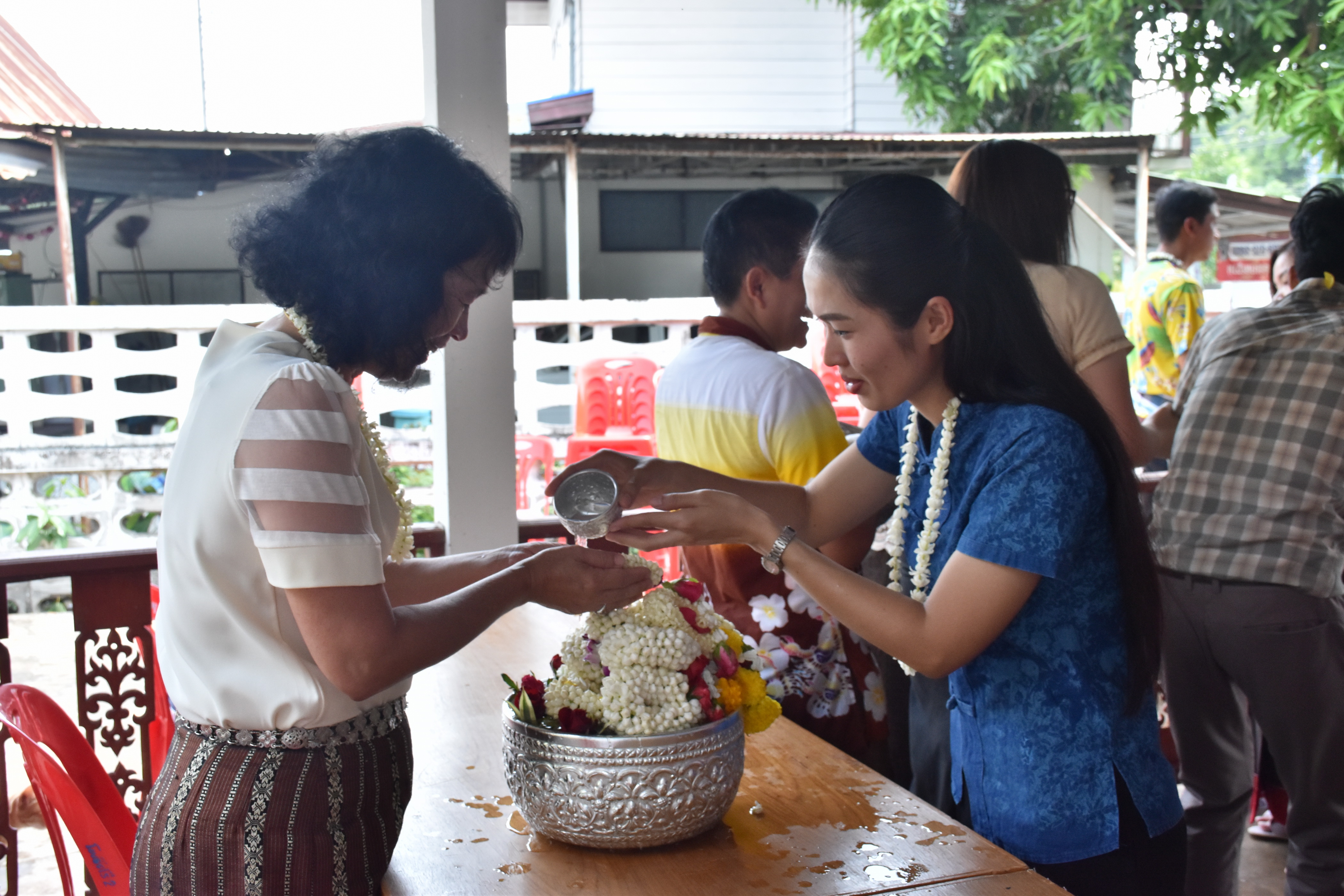 10 เมษายน 2561 กิจกรรมรดน้ำดำหัวขอพรจากผู้อาวุโส เนื่องในโอกาสเทศกาล สงกรานต์ ประจำปี 2561
