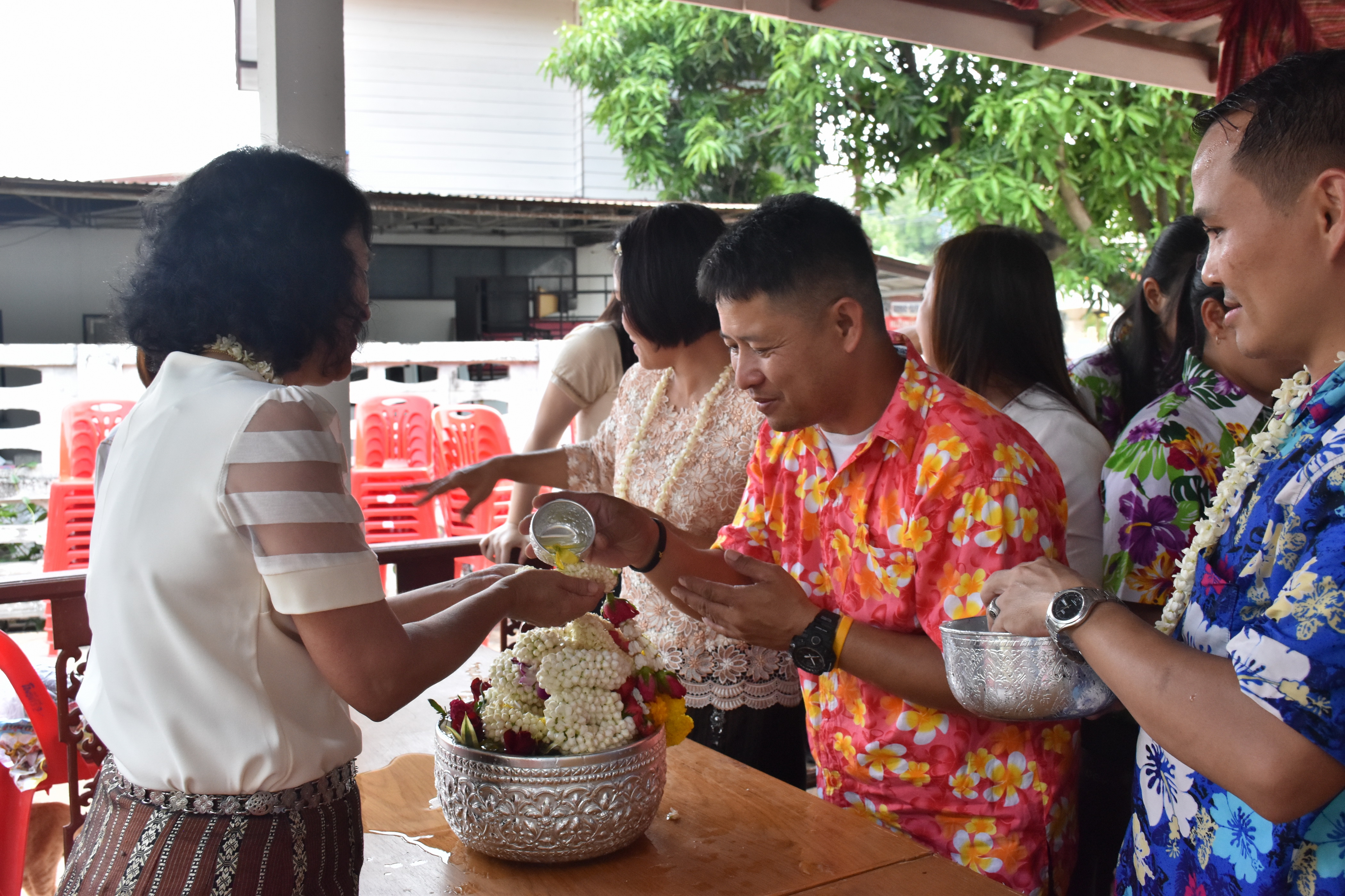 10 เมษายน 2561 กิจกรรมรดน้ำดำหัวขอพรจากผู้อาวุโส เนื่องในโอกาสเทศกาล สงกรานต์ ประจำปี 2561