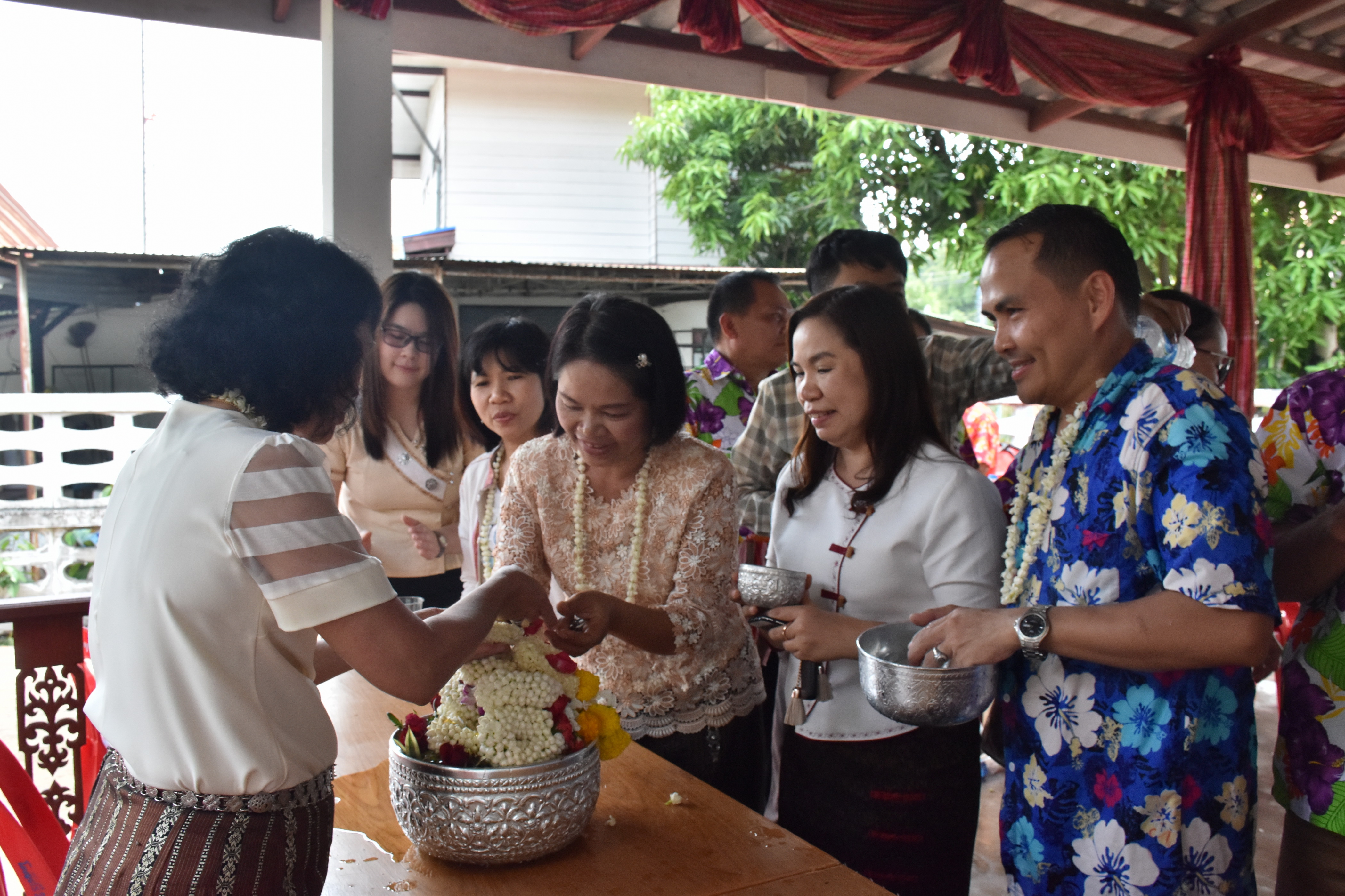 10 เมษายน 2561 กิจกรรมรดน้ำดำหัวขอพรจากผู้อาวุโส เนื่องในโอกาสเทศกาล สงกรานต์ ประจำปี 2561