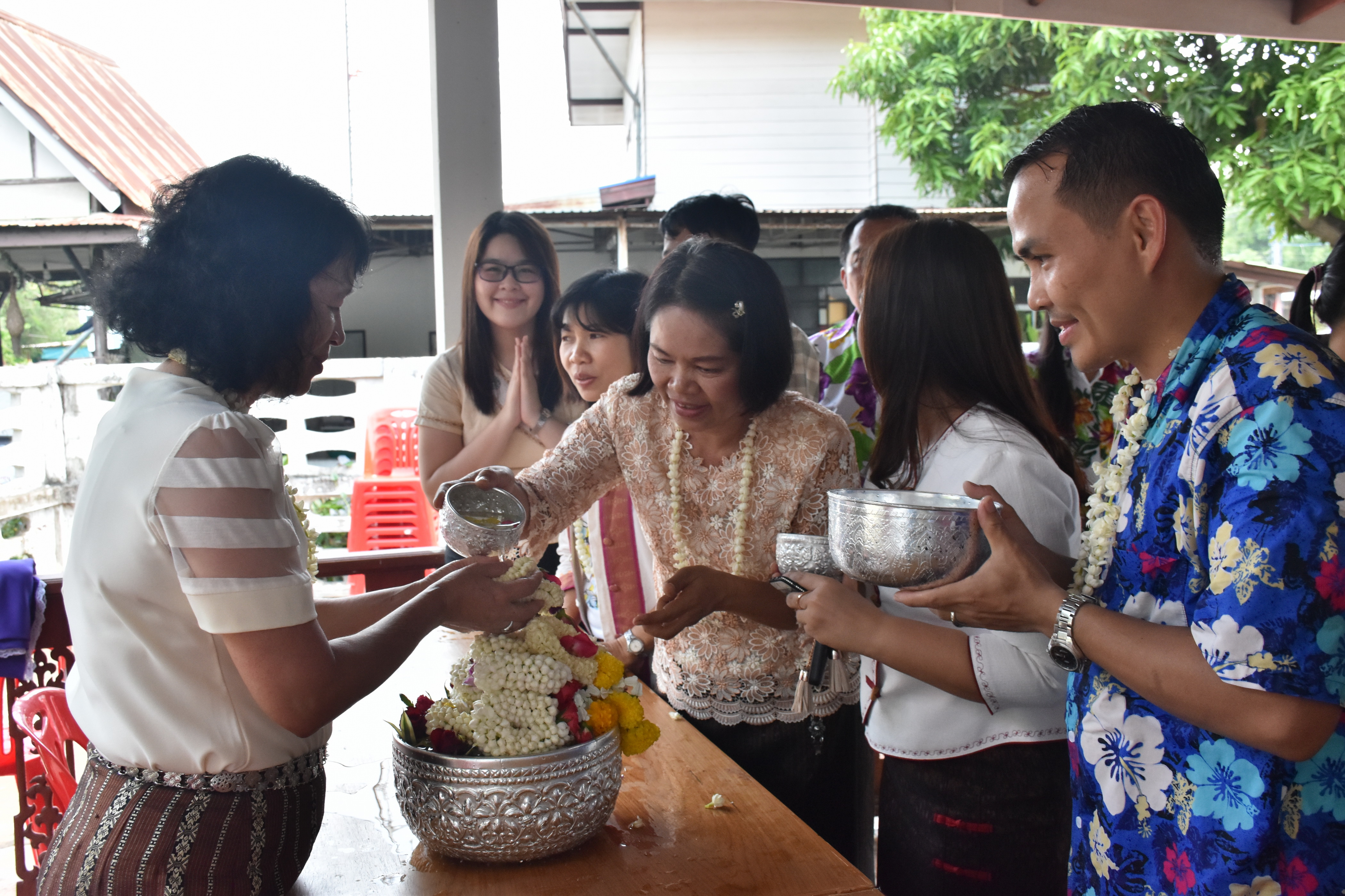 10 เมษายน 2561 กิจกรรมรดน้ำดำหัวขอพรจากผู้อาวุโส เนื่องในโอกาสเทศกาล สงกรานต์ ประจำปี 2561