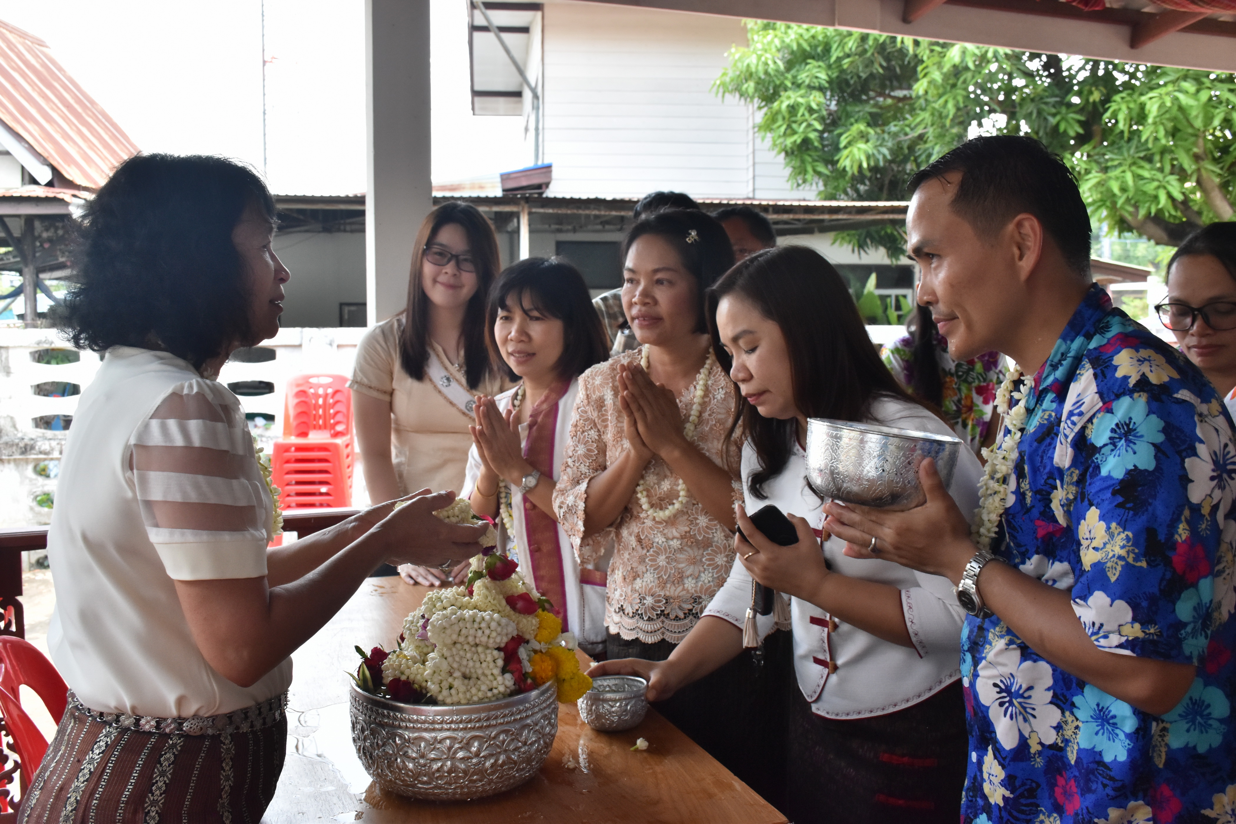 10 เมษายน 2561 กิจกรรมรดน้ำดำหัวขอพรจากผู้อาวุโส เนื่องในโอกาสเทศกาล สงกรานต์ ประจำปี 2561