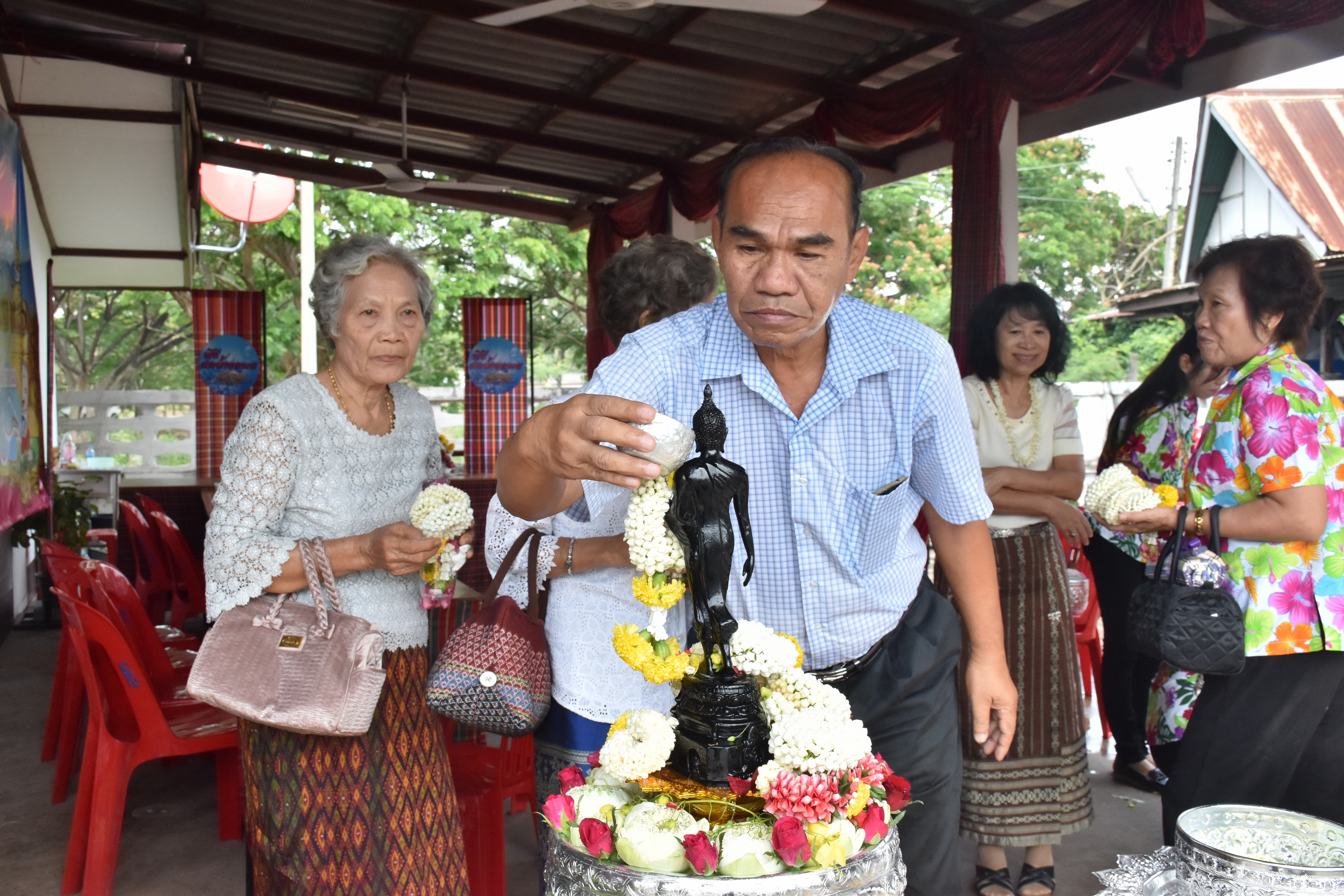 10 เมษายน 2561 กิจกรรมรดน้ำดำหัวขอพรจากผู้อาวุโส เนื่องในโอกาสเทศกาล สงกรานต์ ประจำปี 2561
