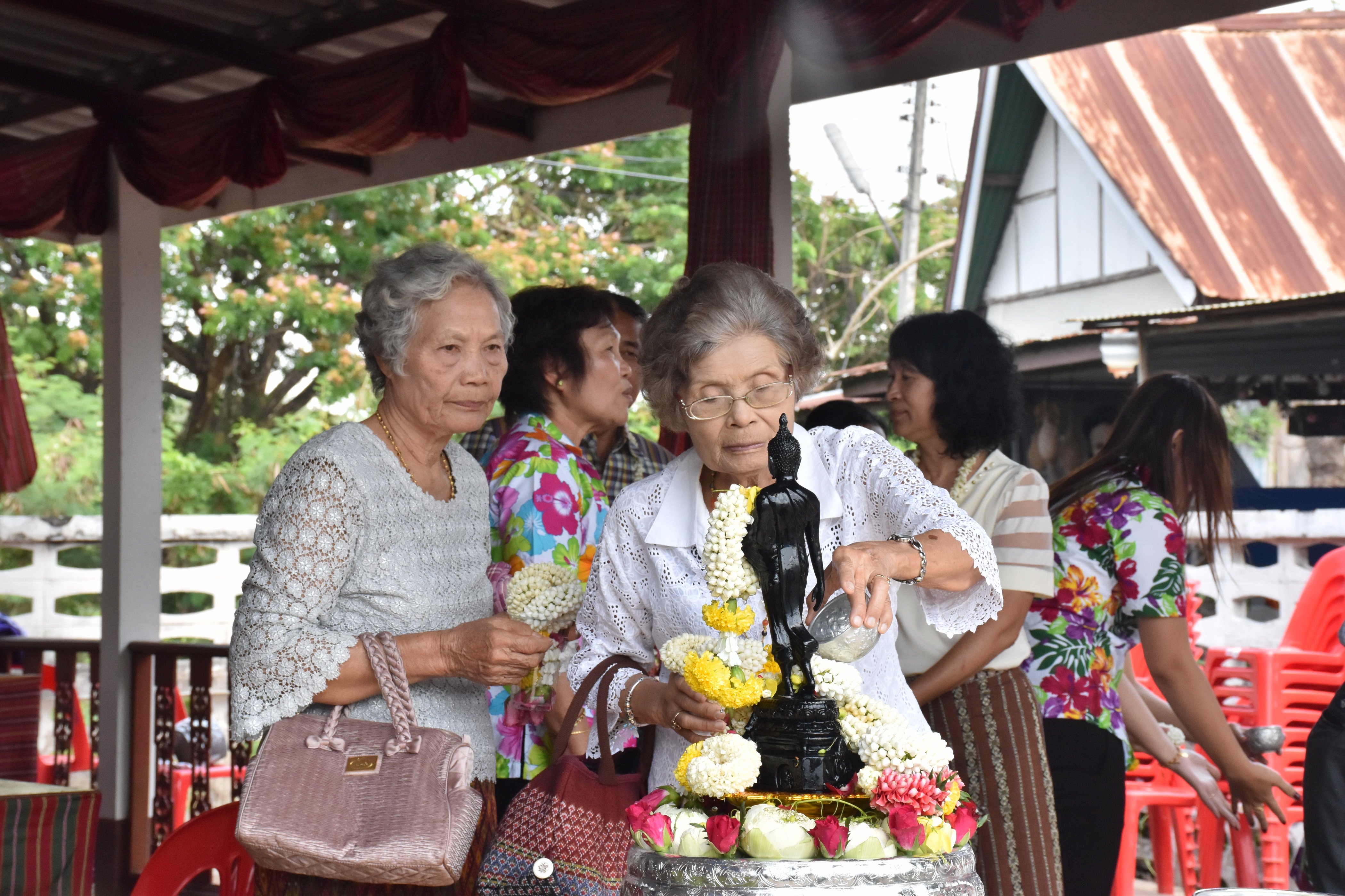 10 เมษายน 2561 กิจกรรมรดน้ำดำหัวขอพรจากผู้อาวุโส เนื่องในโอกาสเทศกาล สงกรานต์ ประจำปี 2561
