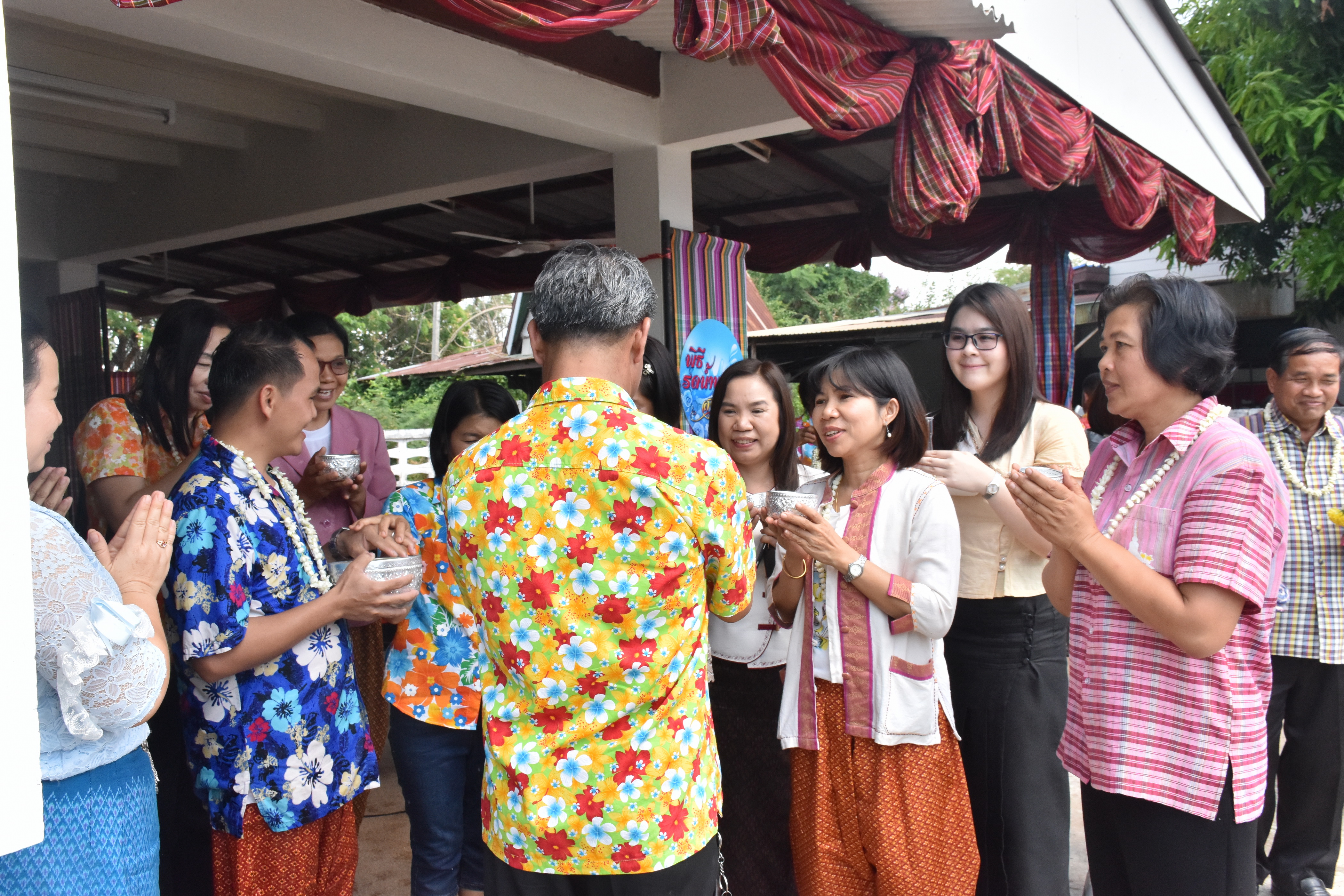 10 เมษายน 2561 กิจกรรมรดน้ำดำหัวขอพรจากผู้อาวุโส เนื่องในโอกาสเทศกาล สงกรานต์ ประจำปี 2561