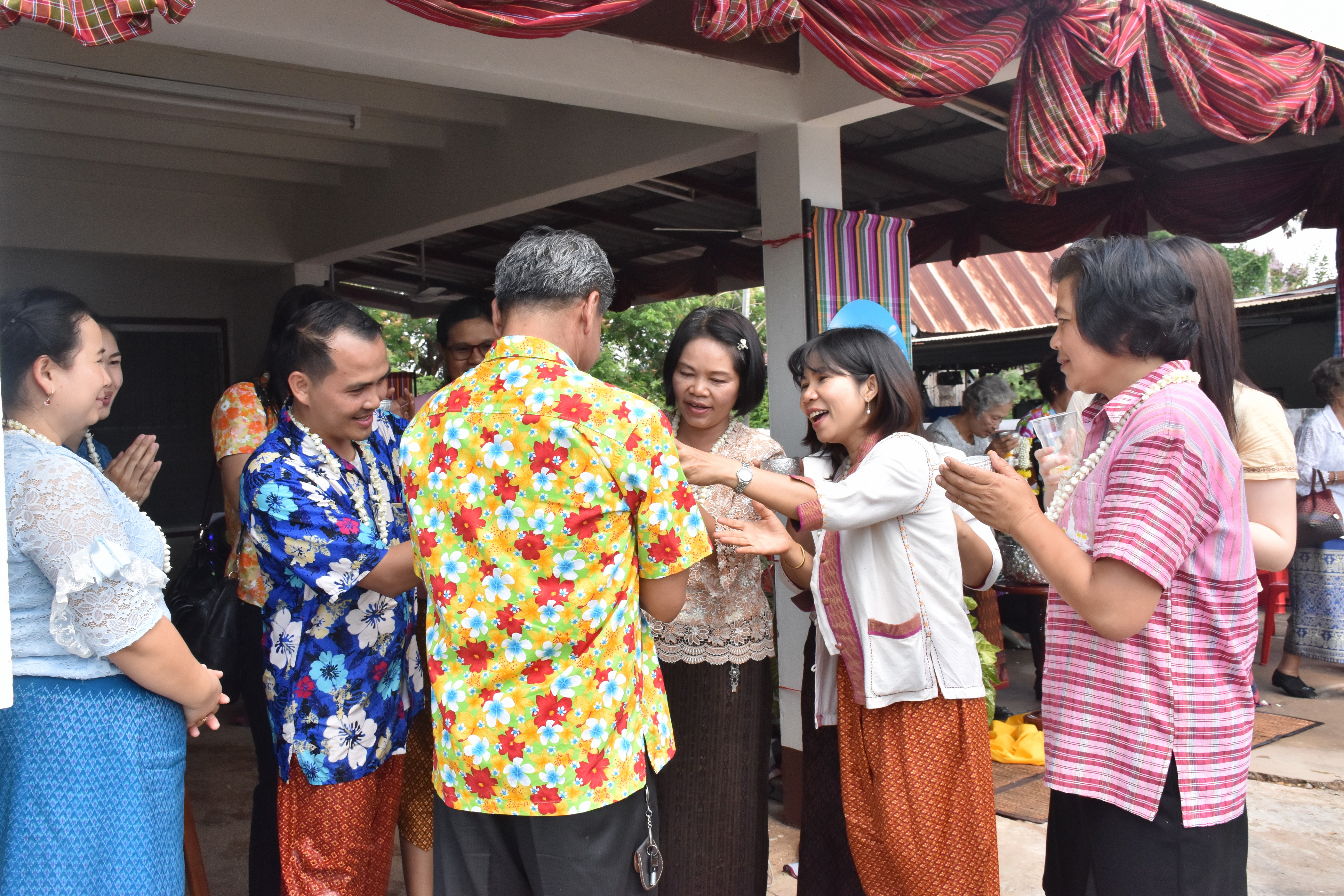 10 เมษายน 2561 กิจกรรมรดน้ำดำหัวขอพรจากผู้อาวุโส เนื่องในโอกาสเทศกาล สงกรานต์ ประจำปี 2561