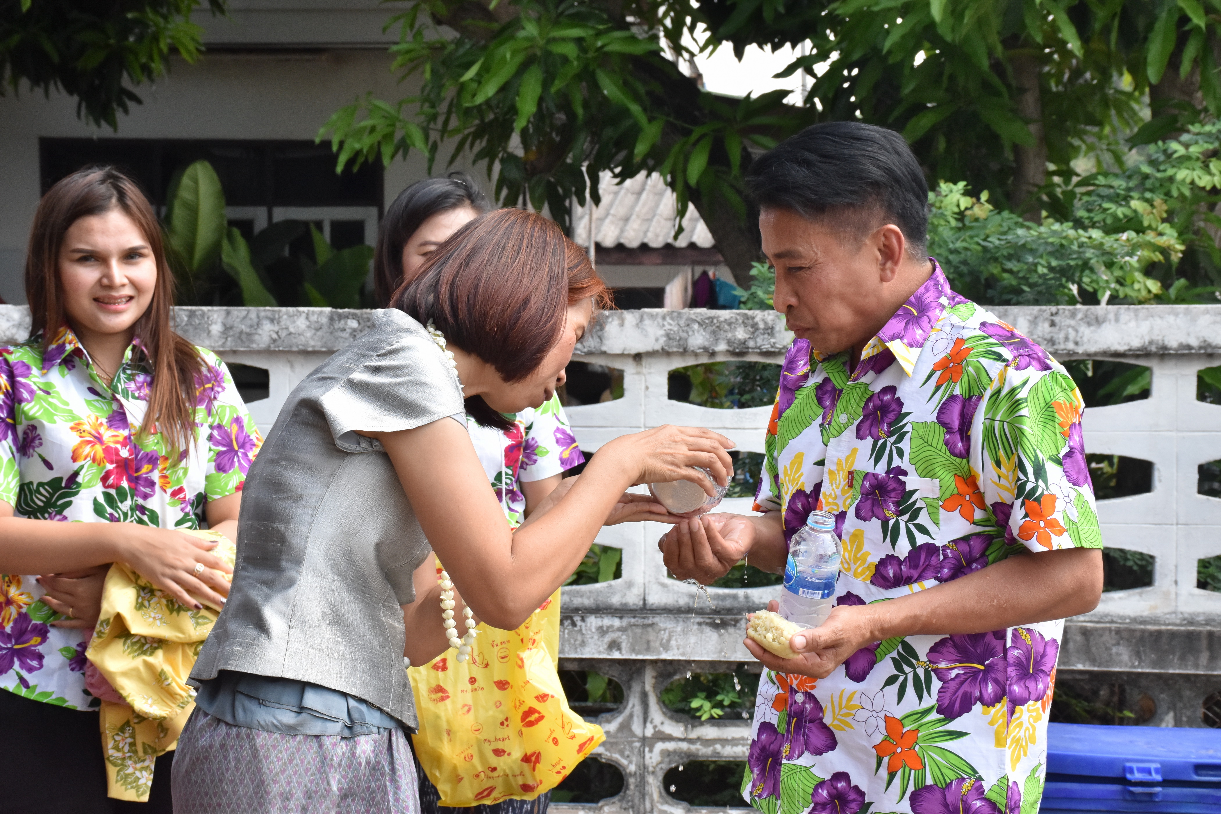 10 เมษายน 2561 กิจกรรมรดน้ำดำหัวขอพรจากผู้อาวุโส เนื่องในโอกาสเทศกาล สงกรานต์ ประจำปี 2561