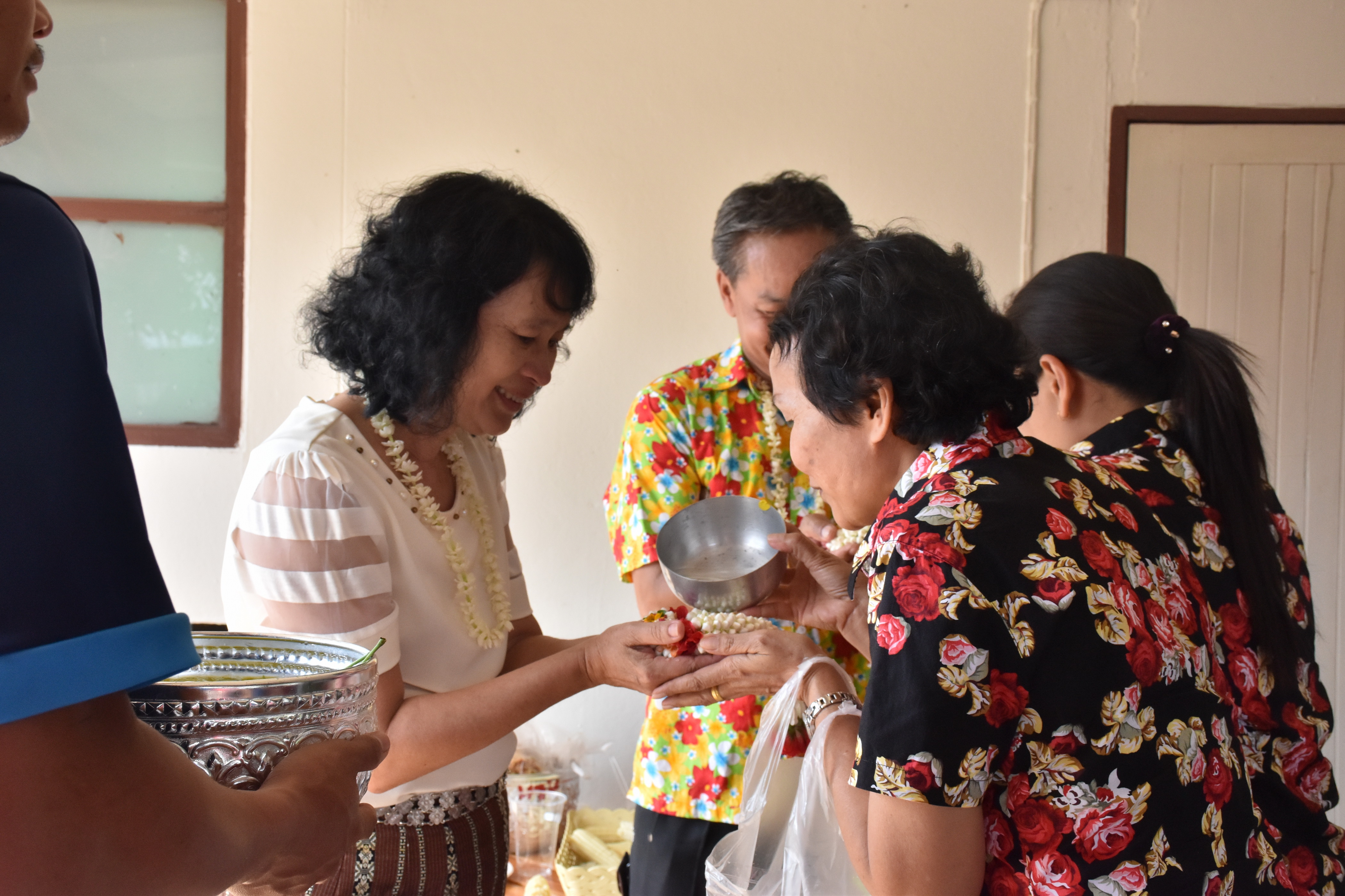 10 เมษายน 2561 กิจกรรมรดน้ำดำหัวขอพรจากผู้อาวุโส เนื่องในโอกาสเทศกาล สงกรานต์ ประจำปี 2561