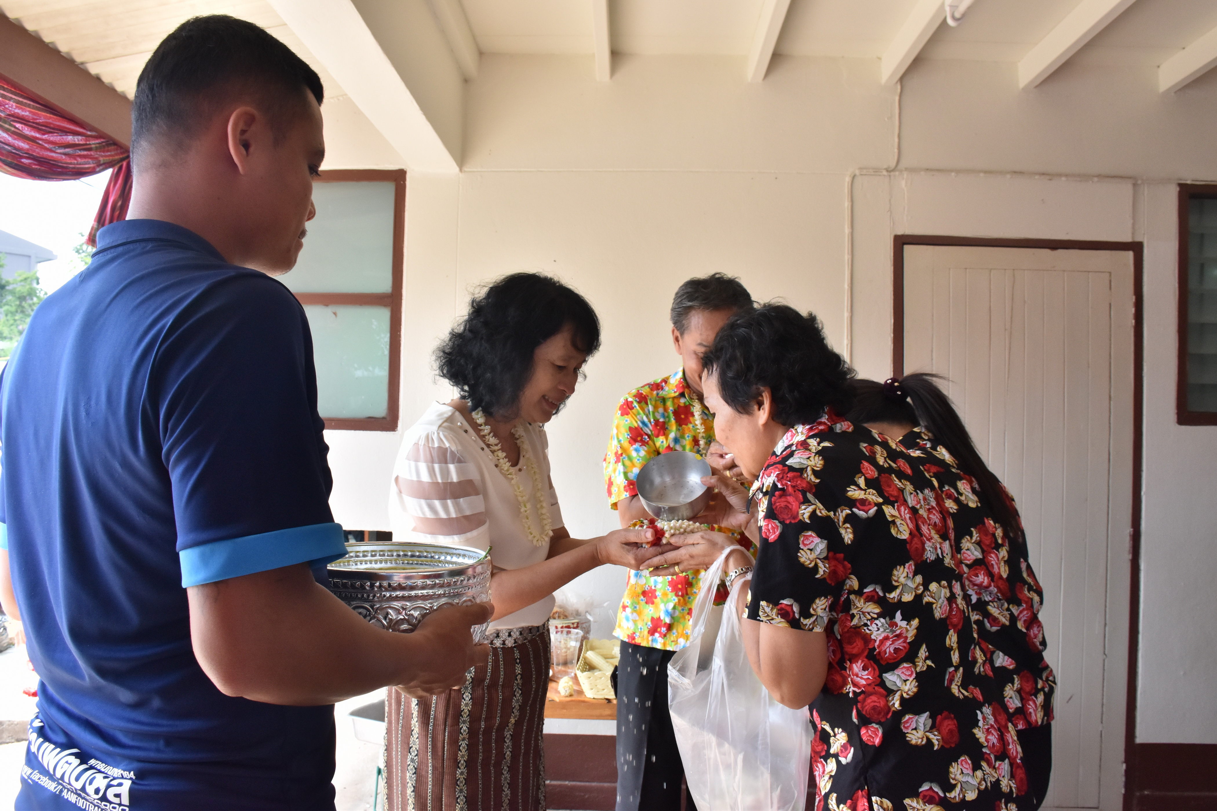 10 เมษายน 2561 กิจกรรมรดน้ำดำหัวขอพรจากผู้อาวุโส เนื่องในโอกาสเทศกาล สงกรานต์ ประจำปี 2561