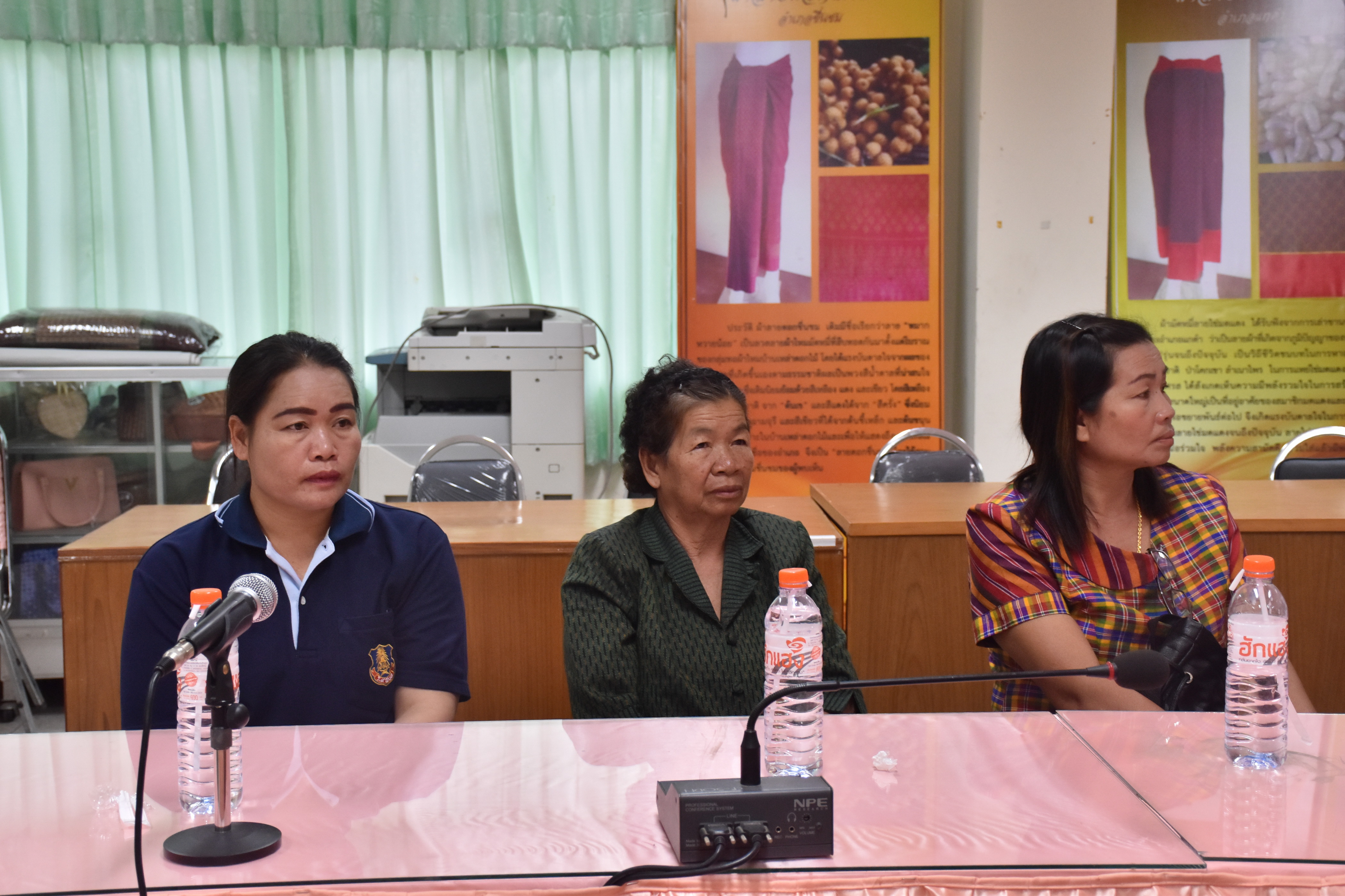 3 เมษายน 2561 การพัฒนายกระดับคุณภาพมาตรฐานผลิตภัณฑ์ กลุ่มปรับตัวสู่การพัฒนา (กลุ่ม D) ตามโครงการพัฒนายกระดับผลิตภัณฑ์ OTOP โดยโรงเรียน OTOP ประจำปีงบประมาณ พ.ศ.2561 โดยการจ้างเหมาออกแบบตราผลิตภัณฑ์และบรรจุภัณฑ์