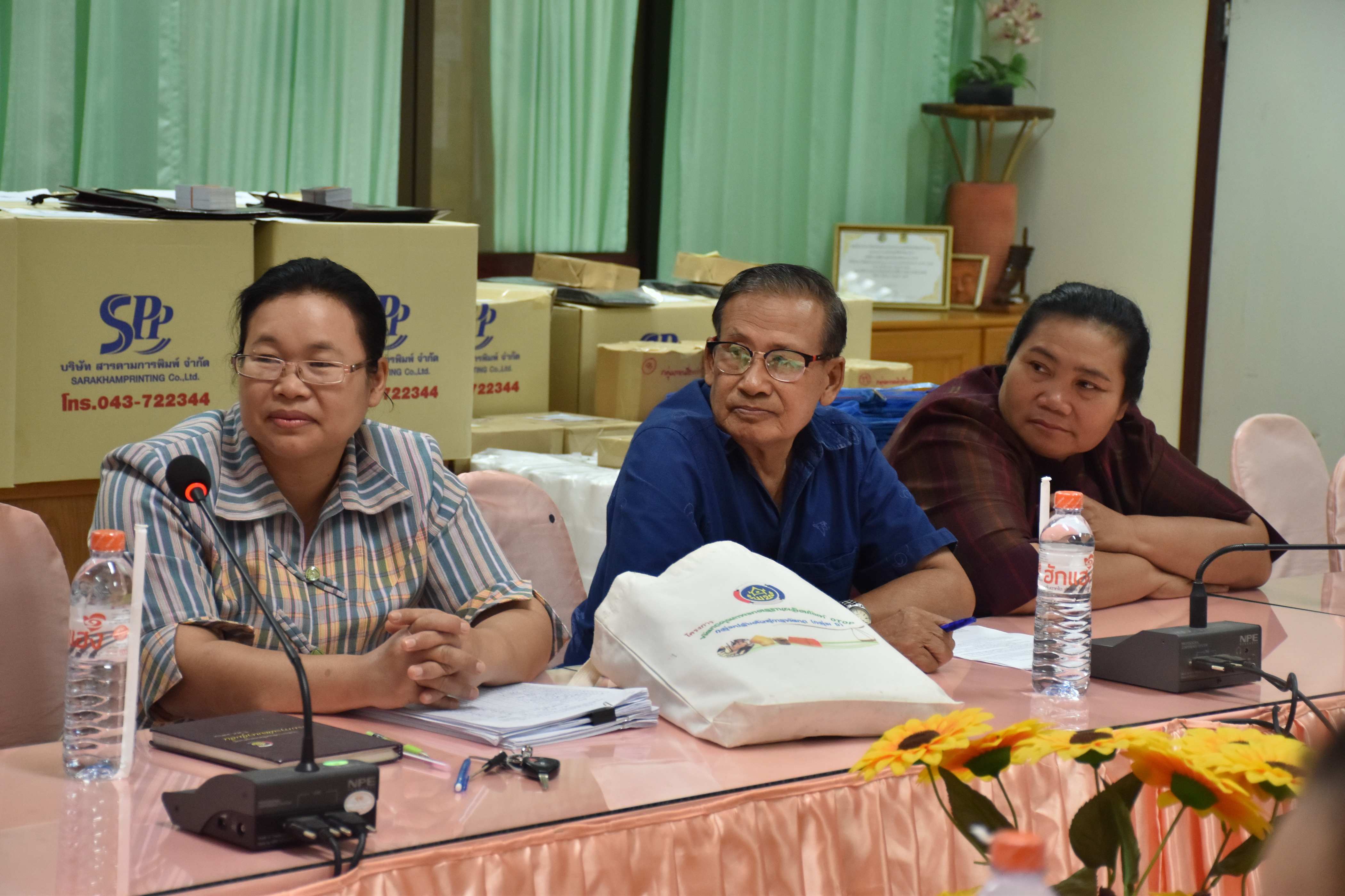 3 เมษายน 2561 การพัฒนายกระดับคุณภาพมาตรฐานผลิตภัณฑ์ กลุ่มปรับตัวสู่การพัฒนา (กลุ่ม D) ตามโครงการพัฒนายกระดับผลิตภัณฑ์ OTOP โดยโรงเรียน OTOP ประจำปีงบประมาณ พ.ศ.2561 โดยการจ้างเหมาออกแบบตราผลิตภัณฑ์และบรรจุภัณฑ์