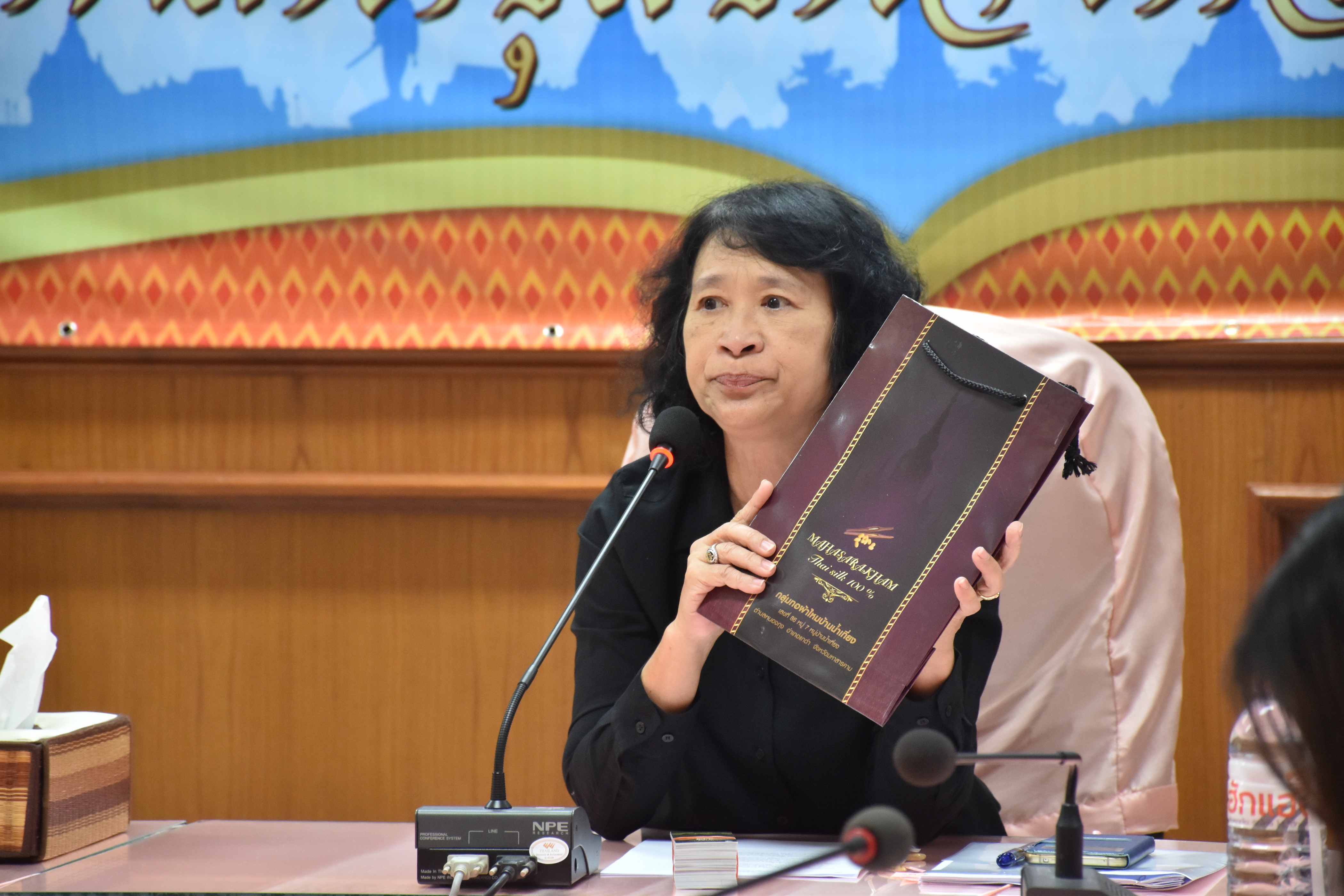 3 เมษายน 2561 การพัฒนายกระดับคุณภาพมาตรฐานผลิตภัณฑ์ กลุ่มปรับตัวสู่การพัฒนา (กลุ่ม D) ตามโครงการพัฒนายกระดับผลิตภัณฑ์ OTOP โดยโรงเรียน OTOP ประจำปีงบประมาณ พ.ศ.2561 โดยการจ้างเหมาออกแบบตราผลิตภัณฑ์และบรรจุภัณฑ์