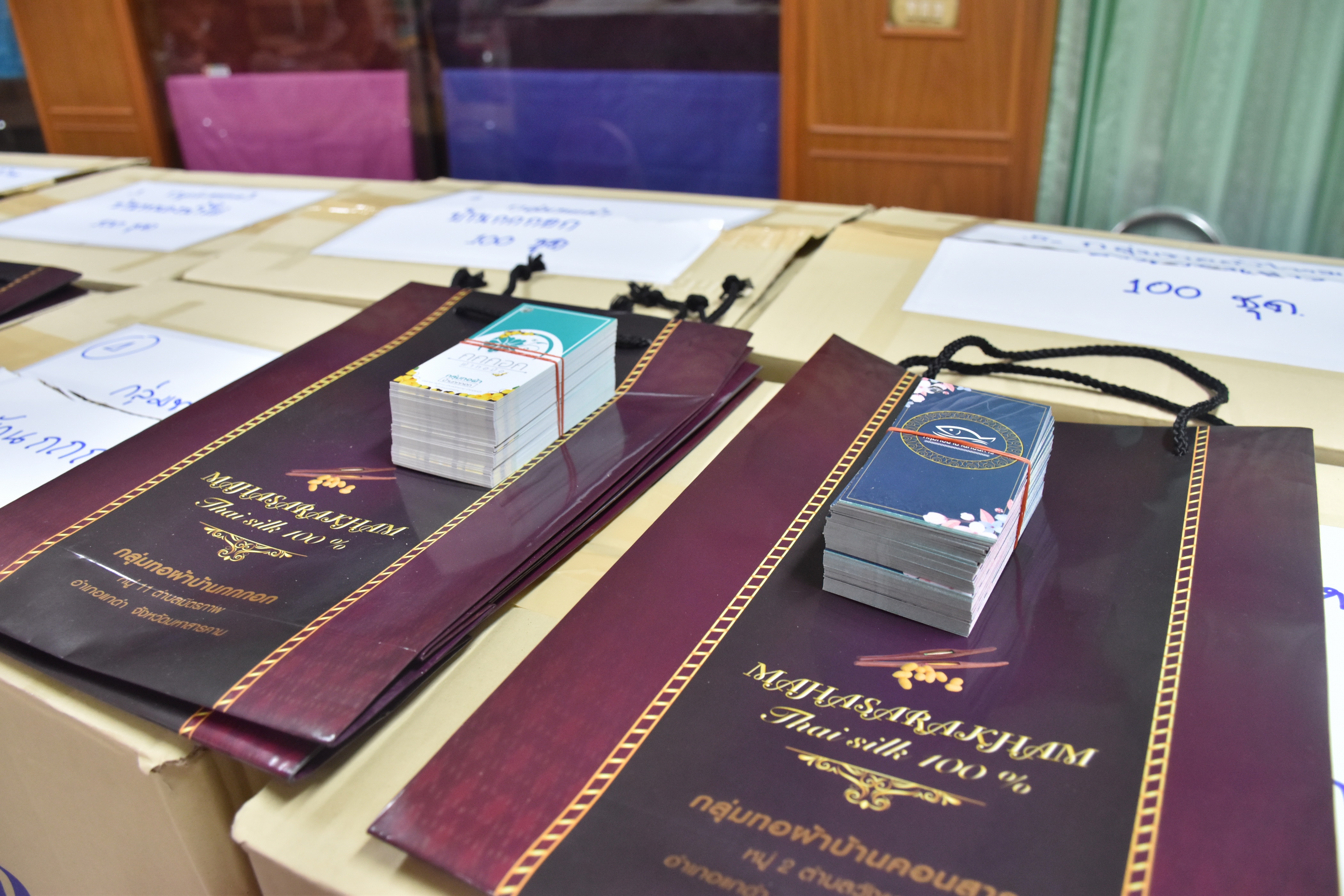 3 เมษายน 2561 การพัฒนายกระดับคุณภาพมาตรฐานผลิตภัณฑ์ กลุ่มปรับตัวสู่การพัฒนา (กลุ่ม D) ตามโครงการพัฒนายกระดับผลิตภัณฑ์ OTOP โดยโรงเรียน OTOP ประจำปีงบประมาณ พ.ศ.2561 โดยการจ้างเหมาออกแบบตราผลิตภัณฑ์และบรรจุภัณฑ์
