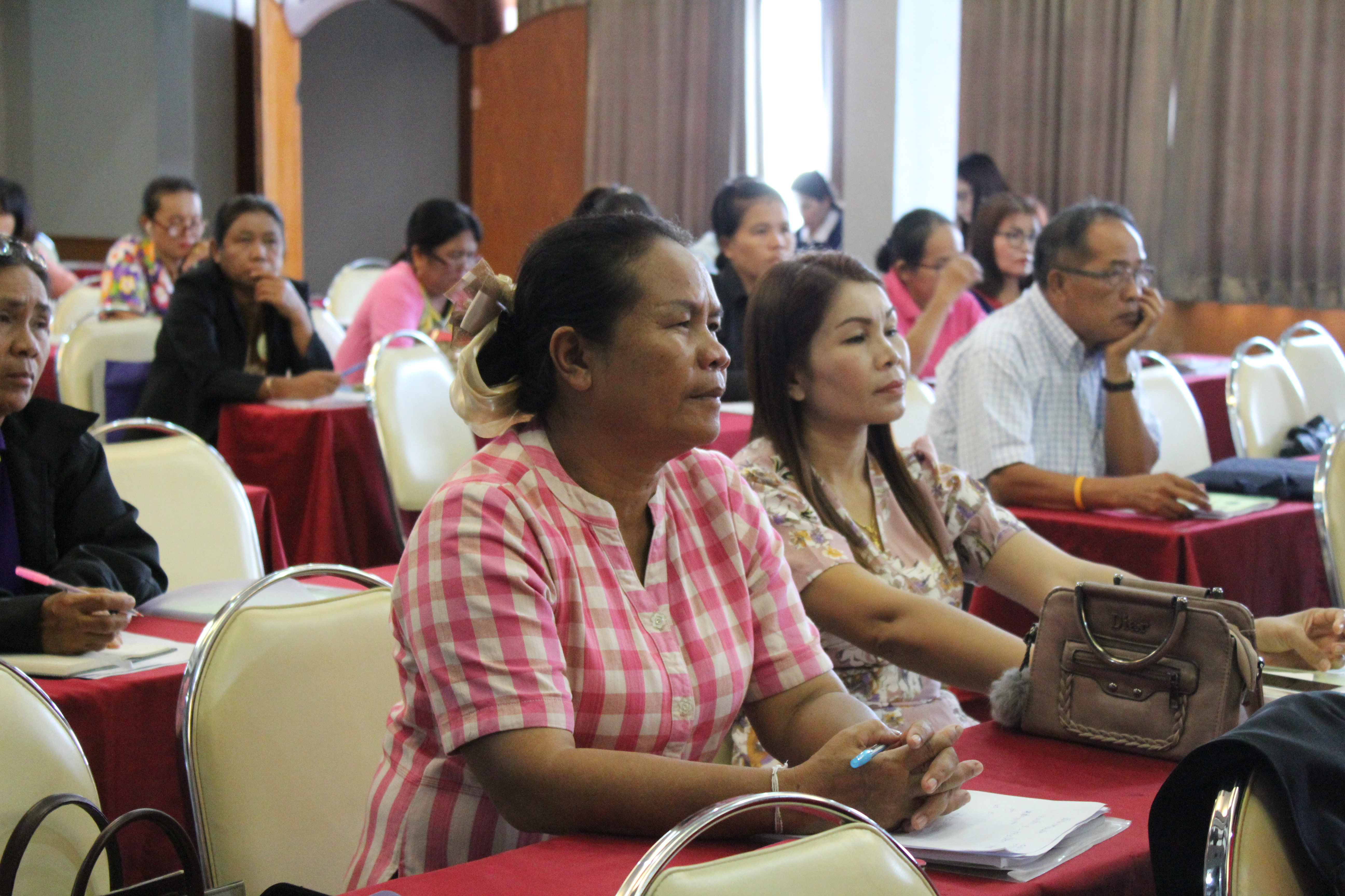 20 เมษายน 2561 โครงการฝึกอบรมการประเมินผลทุนหมุนเวียนกองทุนพัฒนาบทบาทสตรี ณ โรงแรมวสุ อำเภอเมืองมหาสารคาม จังหวัดมหาสารคาม