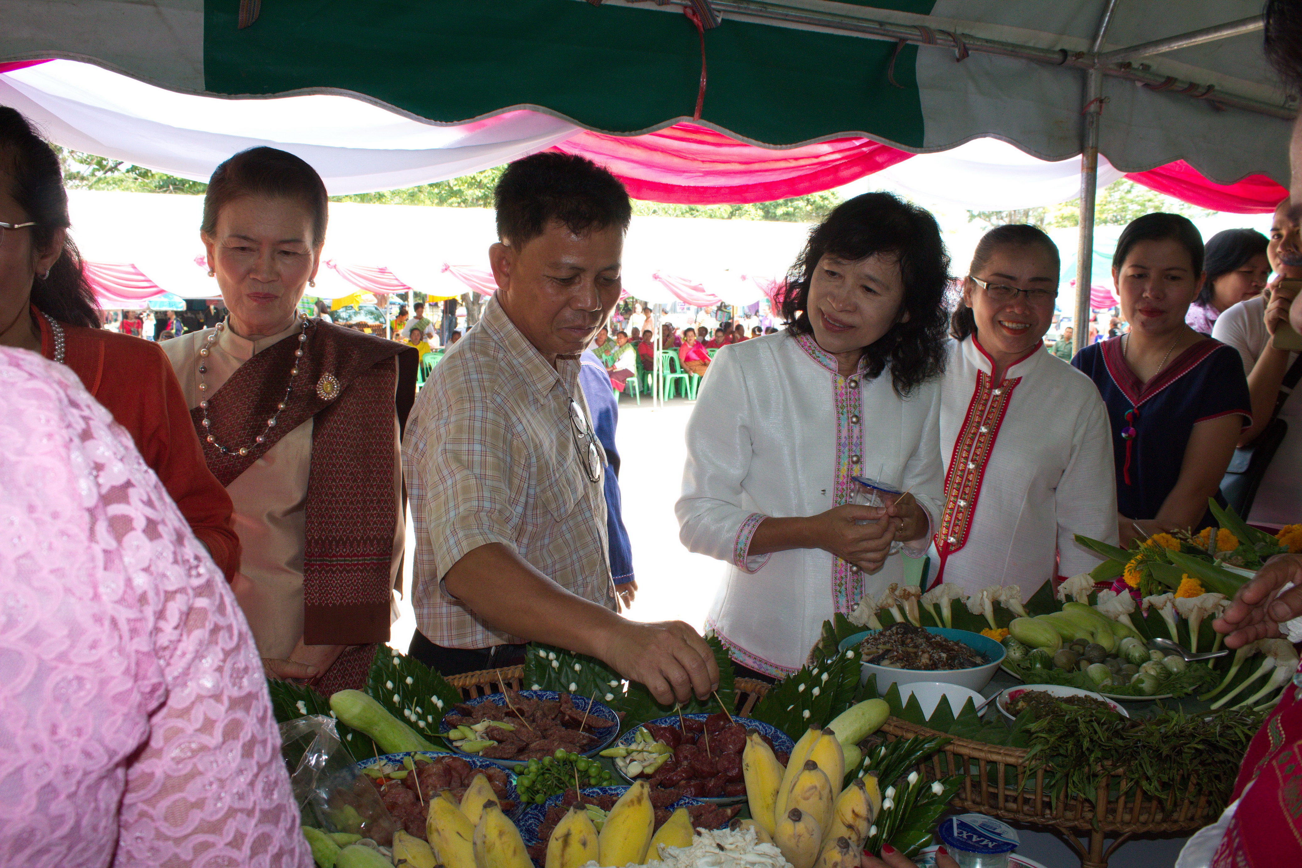 24 เมษายน 2561 พิธีเปิดงาน “สตรีโกสุมพิสัยรวมพลังขับเคลื่อนเศรษฐกิจชุมชน” ณ ที่ว่าการอำเภอโกสุมพิสัย จังหวัดมหาสารคาม