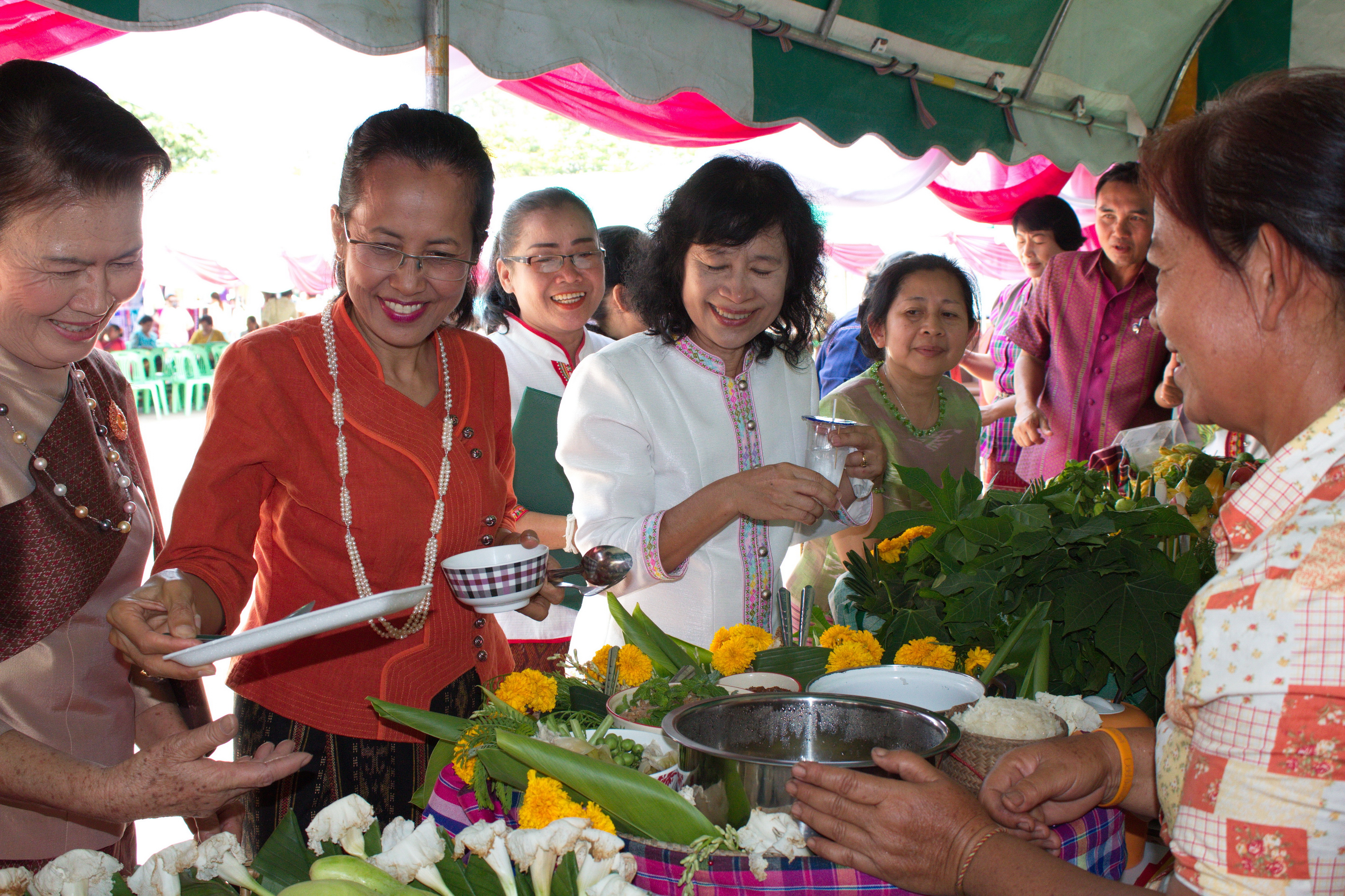 24 เมษายน 2561 พิธีเปิดงาน “สตรีโกสุมพิสัยรวมพลังขับเคลื่อนเศรษฐกิจชุมชน” ณ ที่ว่าการอำเภอโกสุมพิสัย จังหวัดมหาสารคาม