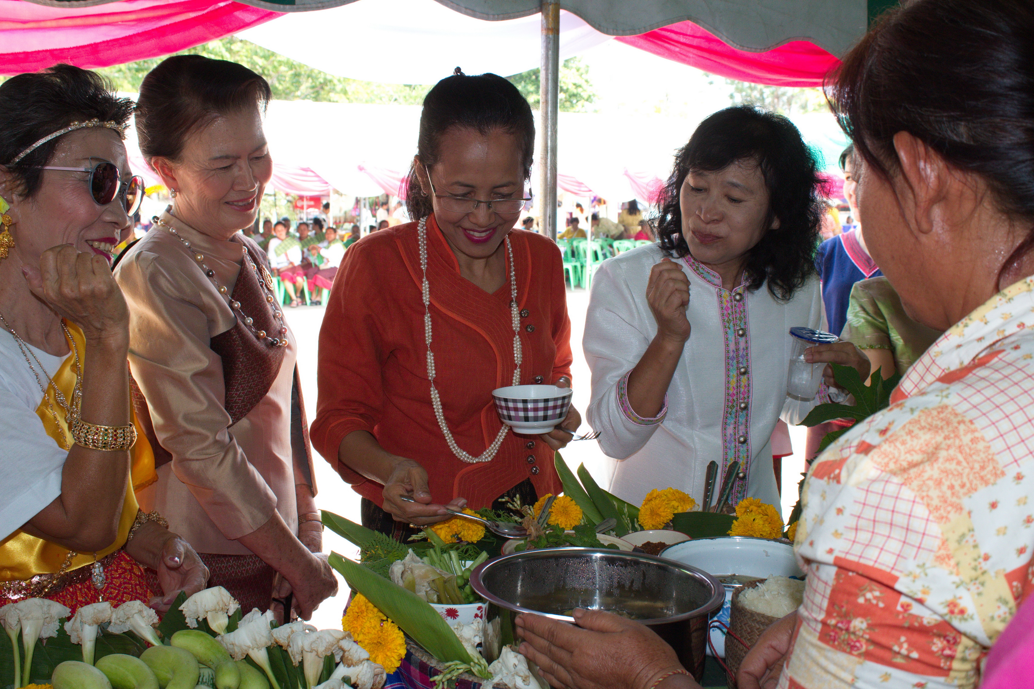 24 เมษายน 2561 พิธีเปิดงาน “สตรีโกสุมพิสัยรวมพลังขับเคลื่อนเศรษฐกิจชุมชน” ณ ที่ว่าการอำเภอโกสุมพิสัย จังหวัดมหาสารคาม