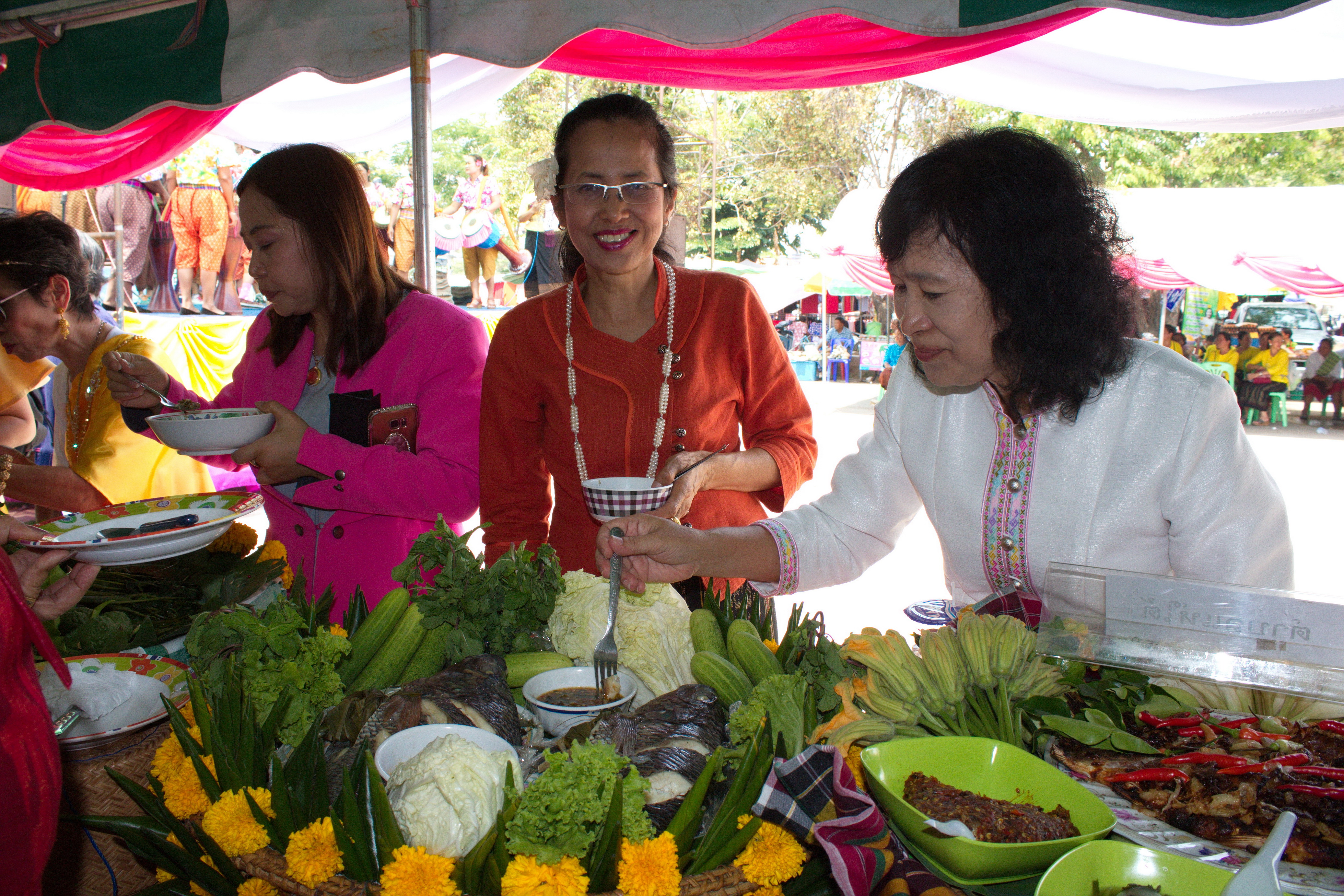 24 เมษายน 2561 พิธีเปิดงาน “สตรีโกสุมพิสัยรวมพลังขับเคลื่อนเศรษฐกิจชุมชน” ณ ที่ว่าการอำเภอโกสุมพิสัย จังหวัดมหาสารคาม
