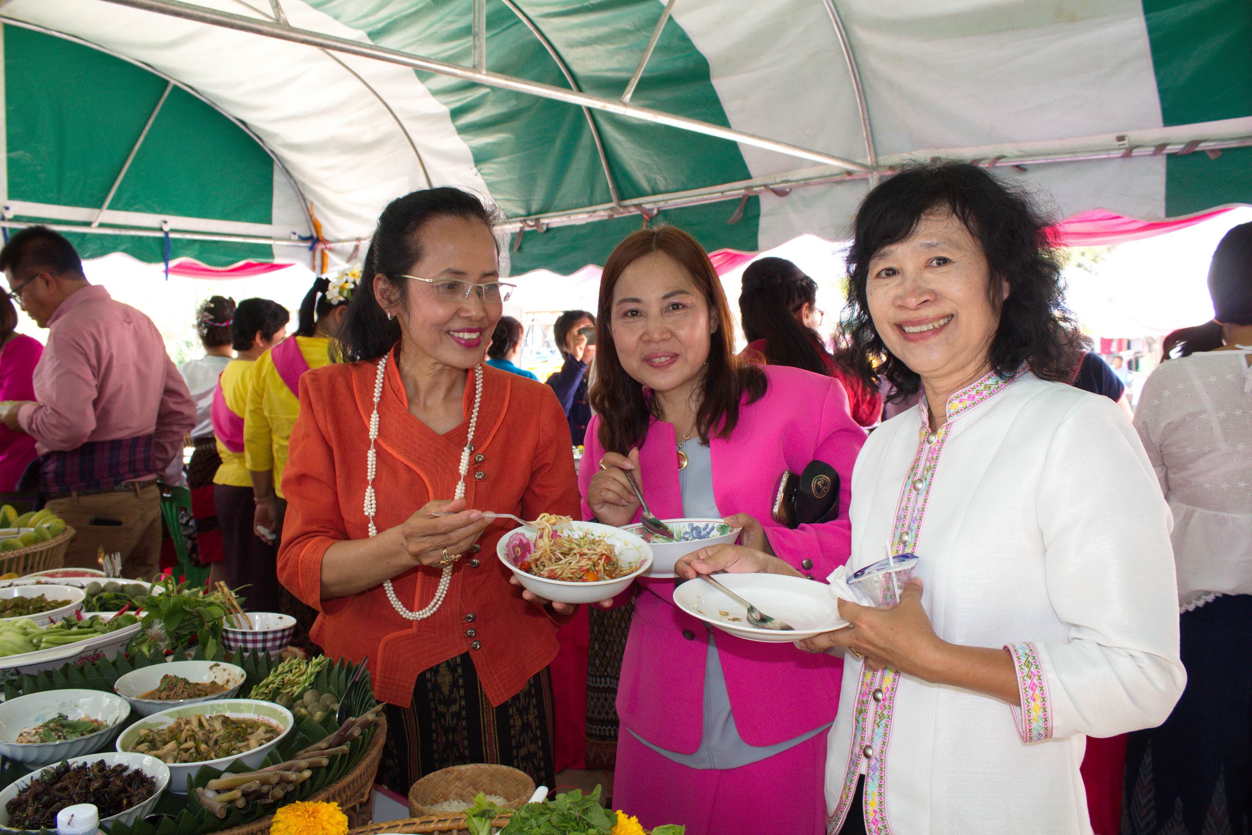 24 เมษายน 2561 พิธีเปิดงาน “สตรีโกสุมพิสัยรวมพลังขับเคลื่อนเศรษฐกิจชุมชน” ณ ที่ว่าการอำเภอโกสุมพิสัย จังหวัดมหาสารคาม