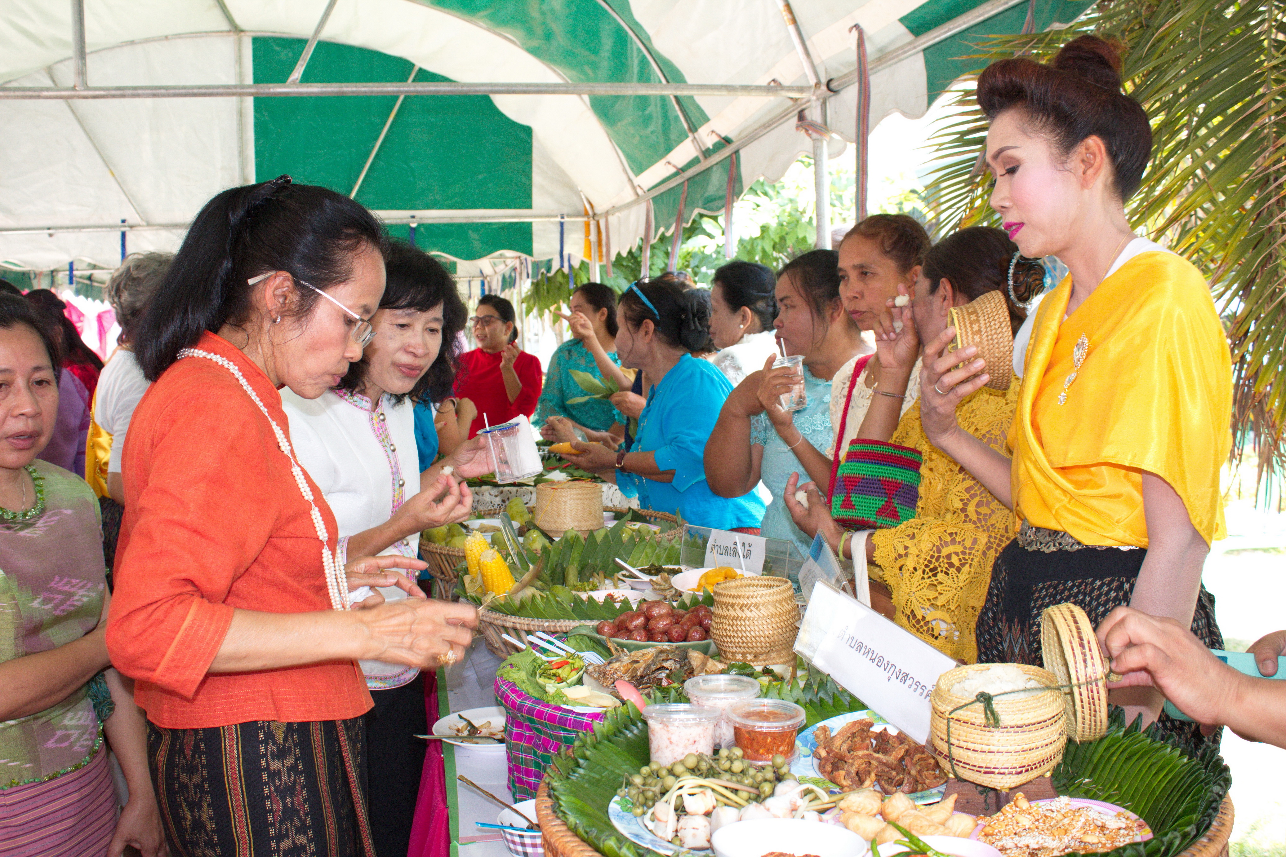 24 เมษายน 2561 พิธีเปิดงาน “สตรีโกสุมพิสัยรวมพลังขับเคลื่อนเศรษฐกิจชุมชน” ณ ที่ว่าการอำเภอโกสุมพิสัย จังหวัดมหาสารคาม
