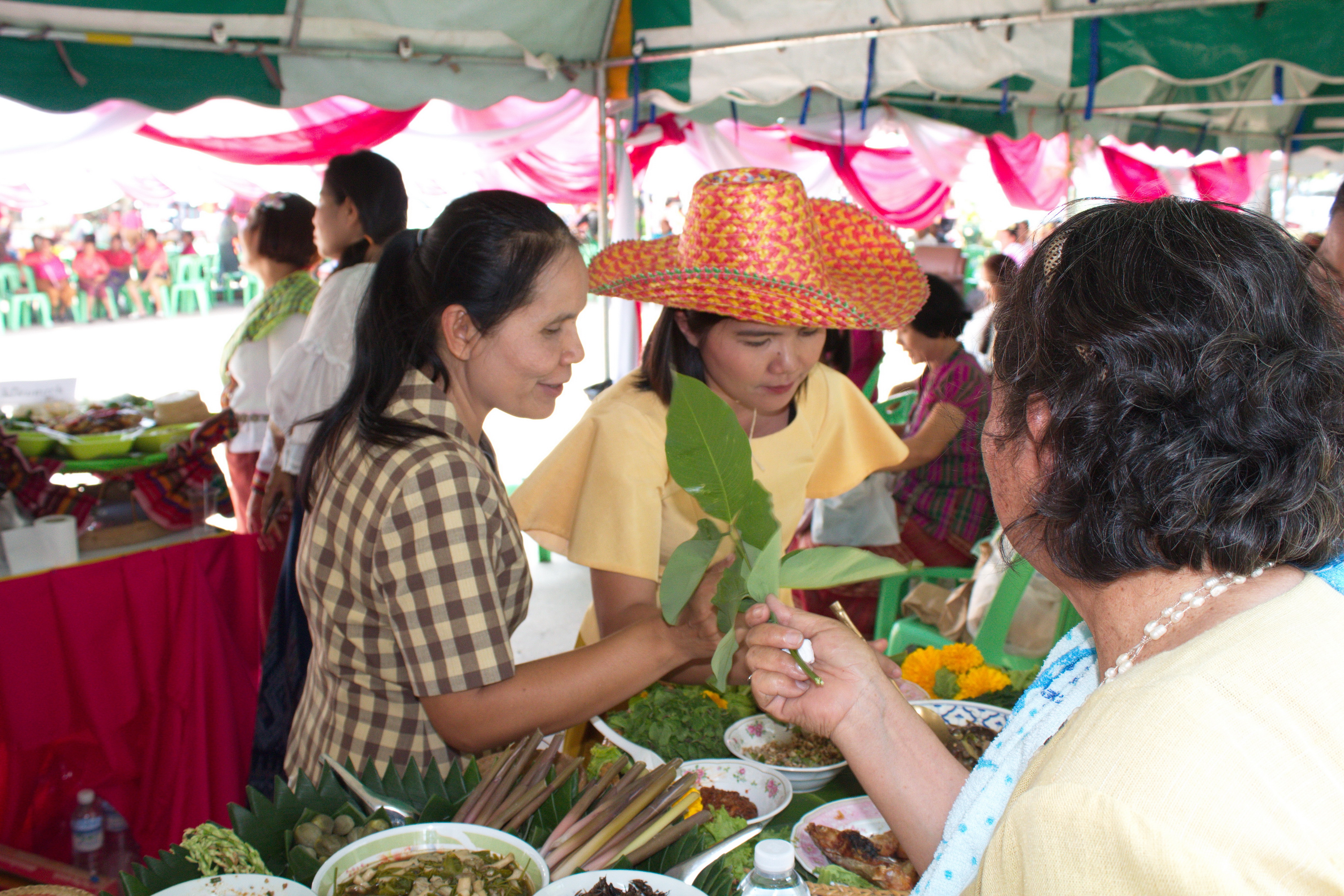 24 เมษายน 2561 พิธีเปิดงาน “สตรีโกสุมพิสัยรวมพลังขับเคลื่อนเศรษฐกิจชุมชน” ณ ที่ว่าการอำเภอโกสุมพิสัย จังหวัดมหาสารคาม