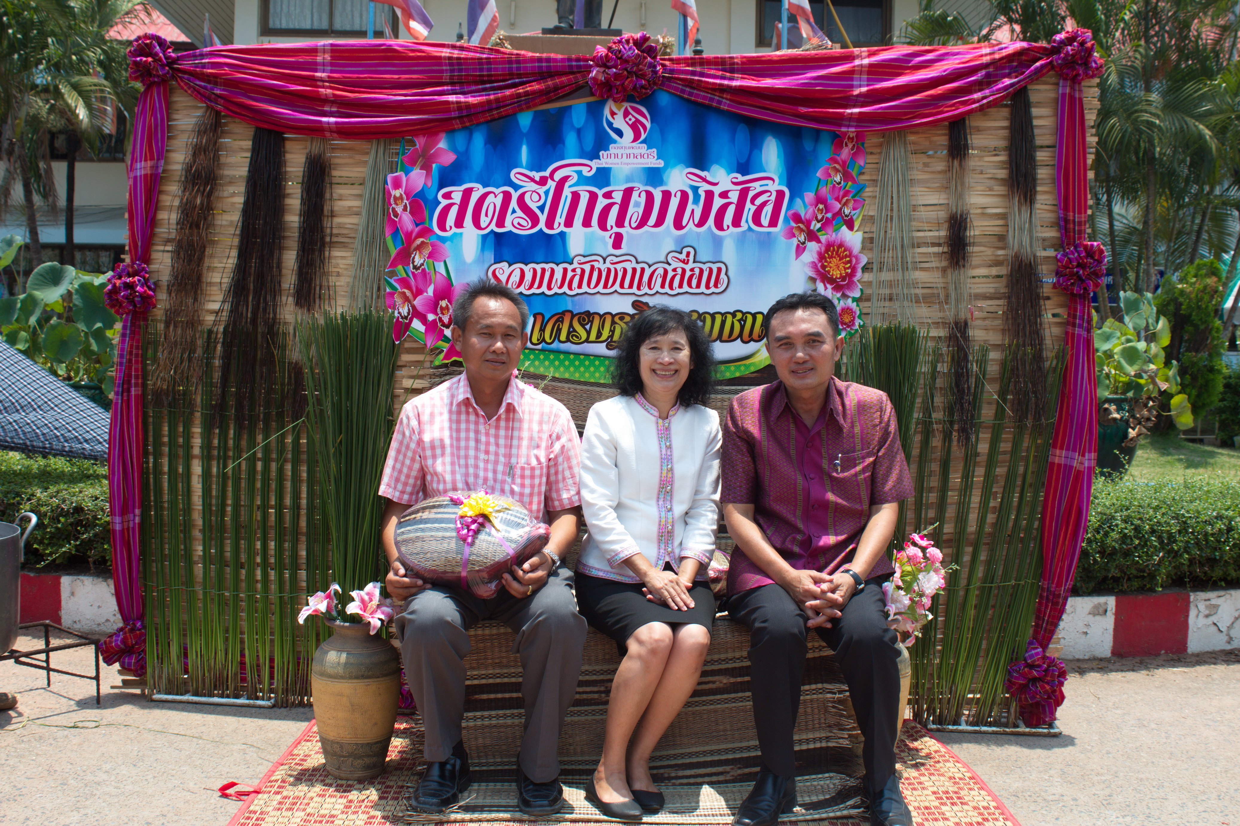 24 เมษายน 2561 พิธีเปิดงาน “สตรีโกสุมพิสัยรวมพลังขับเคลื่อนเศรษฐกิจชุมชน” ณ ที่ว่าการอำเภอโกสุมพิสัย จังหวัดมหาสารคาม