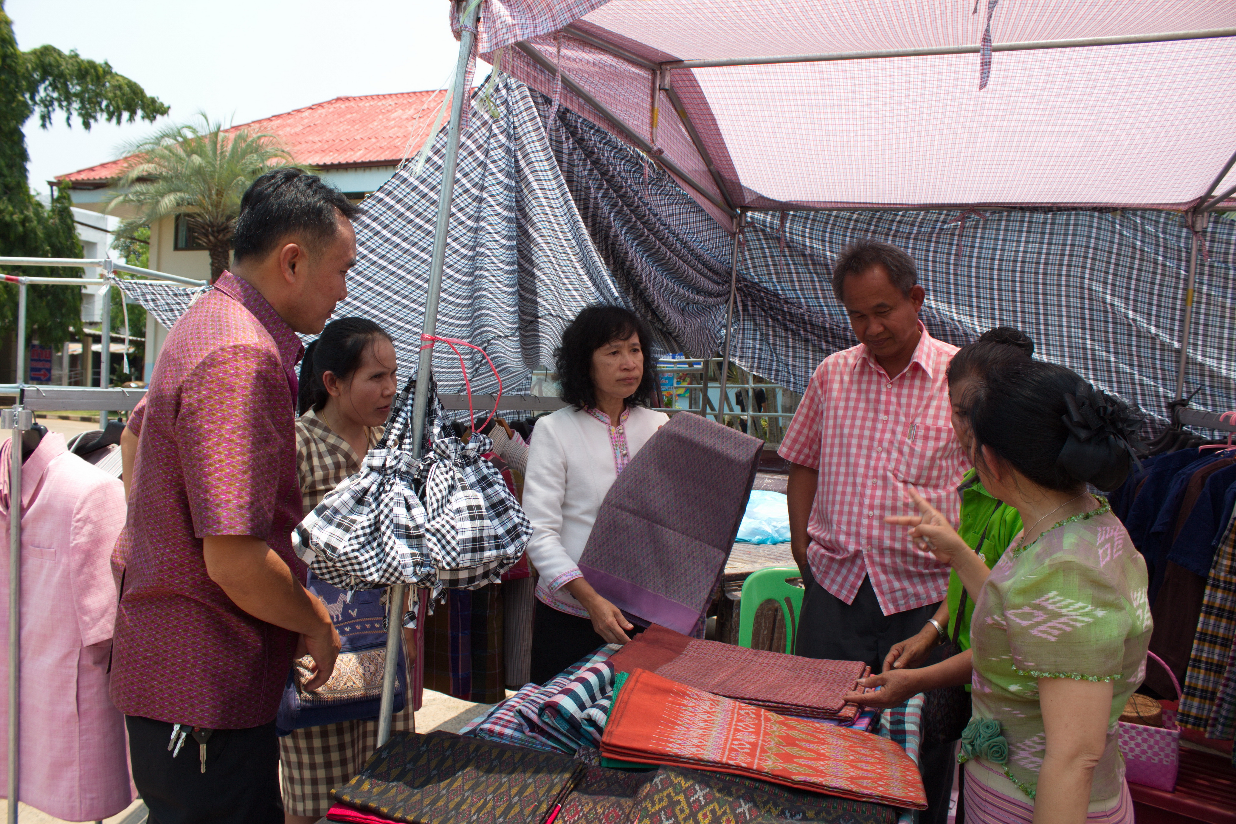24 เมษายน 2561 พิธีเปิดงาน “สตรีโกสุมพิสัยรวมพลังขับเคลื่อนเศรษฐกิจชุมชน” ณ ที่ว่าการอำเภอโกสุมพิสัย จังหวัดมหาสารคาม