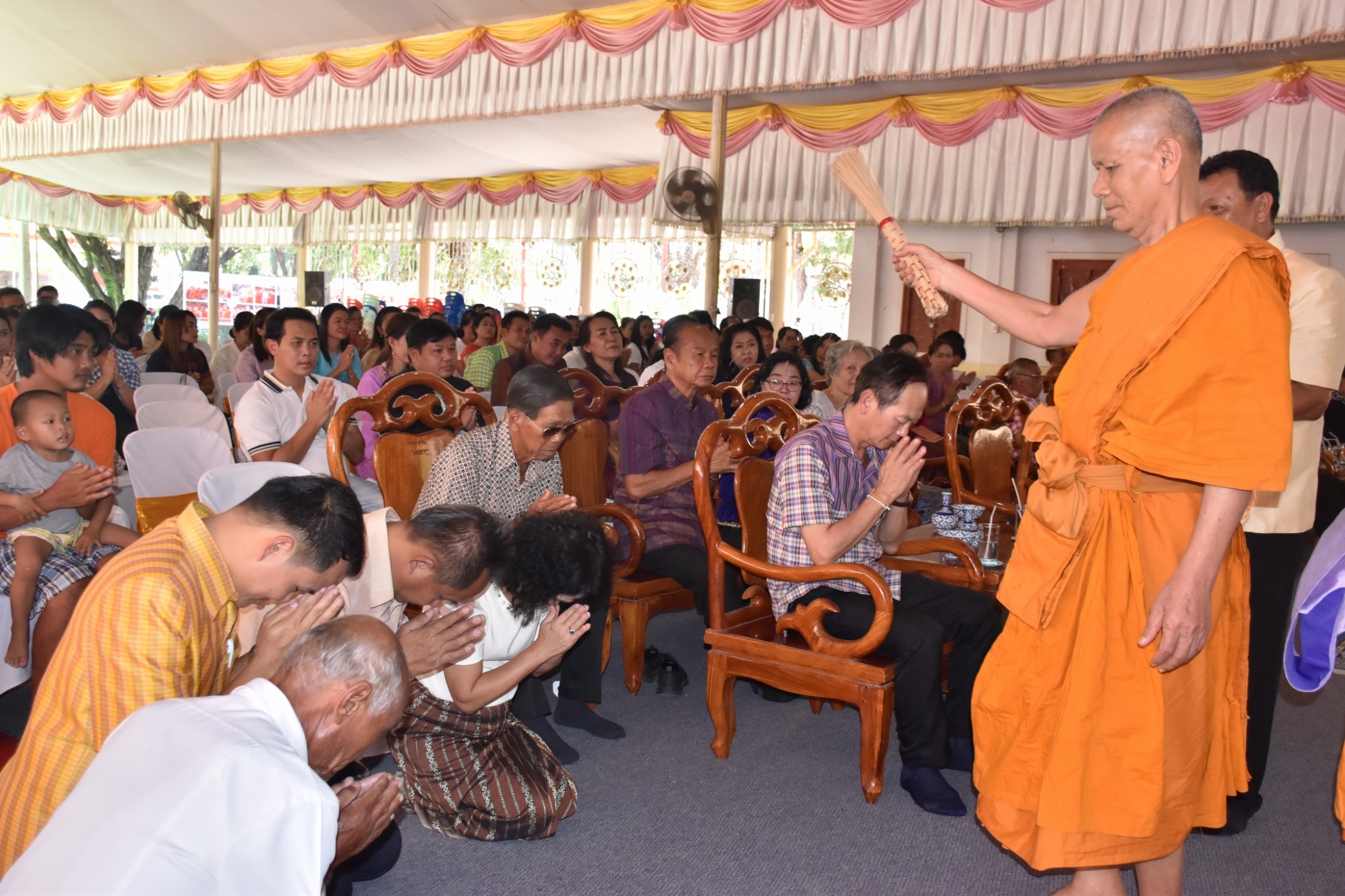 พิธีทอดผ้าป่ามหากุศลสมทบกองทุนพัฒนาเด็กชนบท ในพระราชูปถัมภ์สมเด็จพระเทพรัตนราชสุดาฯ สยามบรมราชกุมารี ประจำปี 2561 จังหวัดมหาสารคาม