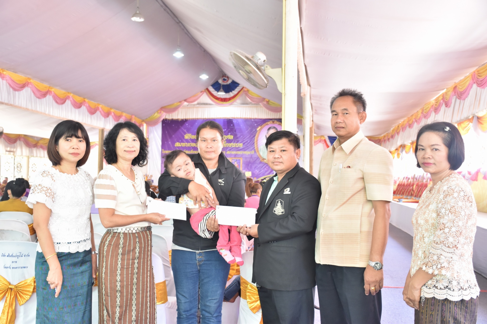 พิธีทอดผ้าป่ามหากุศลสมทบกองทุนพัฒนาเด็กชนบท ในพระราชูปถัมภ์สมเด็จพระเทพรัตนราชสุดาฯ สยามบรมราชกุมารี ประจำปี 2561 จังหวัดมหาสารคาม