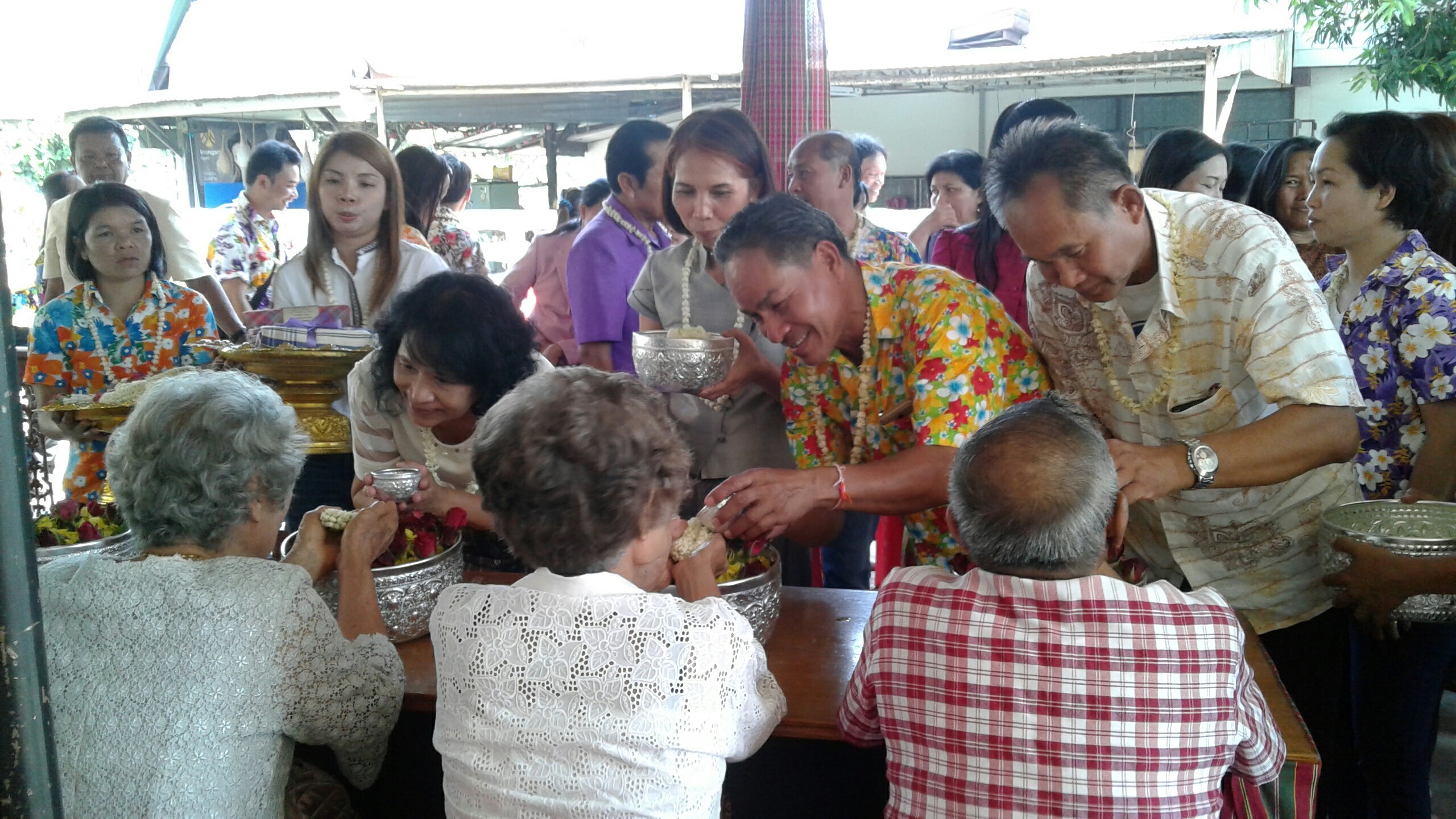 10 เมษายน 2561 กิจกรรมรดน้ำดำหัวขอพรจากผู้อาวุโส เนื่องในโอกาสเทศกาล สงกรานต์ ประจำปี 2561
