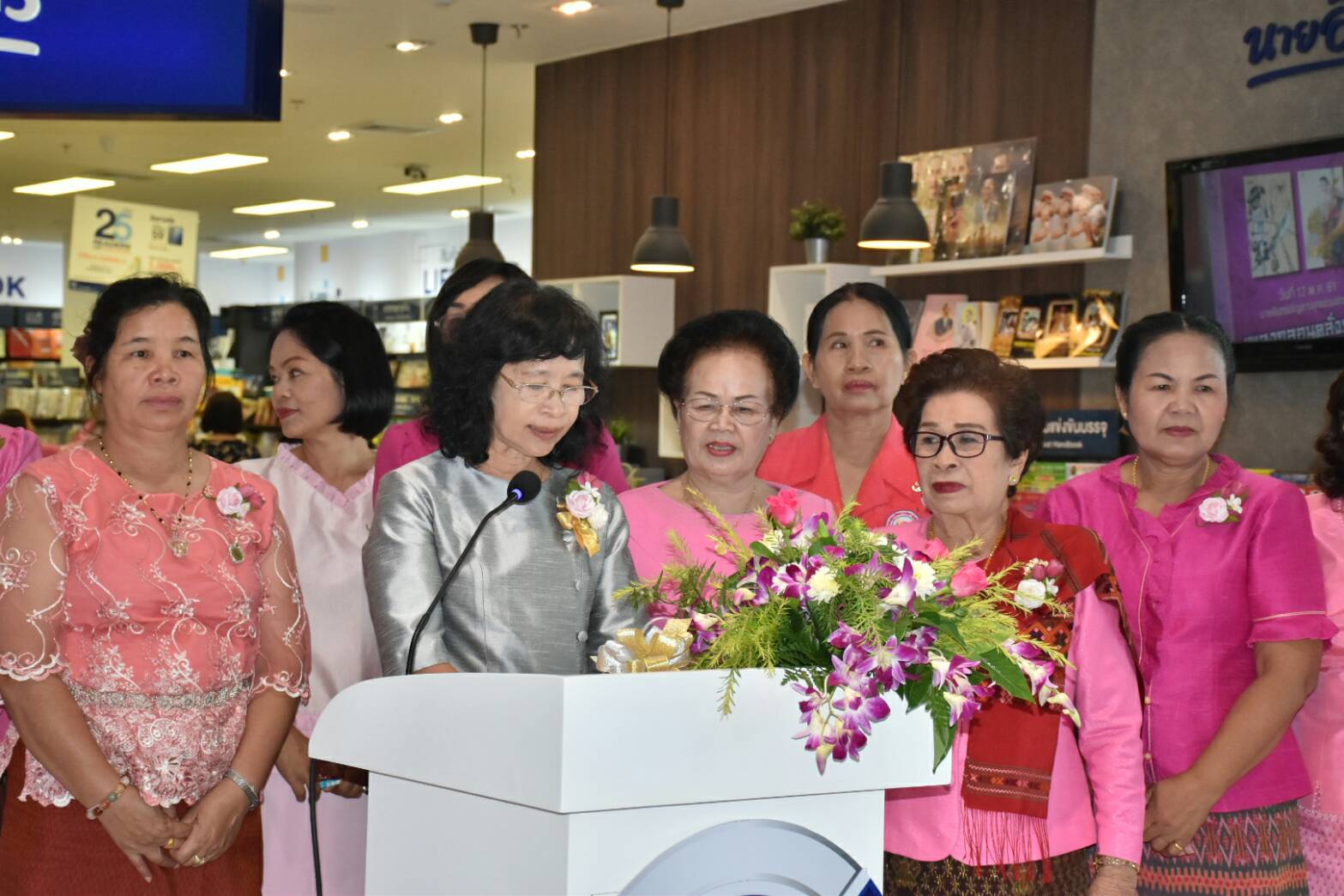23 มิถุนายน 2561พิธีเปิดงานจำหน่ายผลิตภัณฑ์  กลุ่มอาชีพสมาชิกกองทุนพัฒนาบทบาทสตรี     และภาคีเครือข่าย สร้างอาชีพ เพิ่มรายได้ และคุณภาพชีวิตที่มั่นคง
