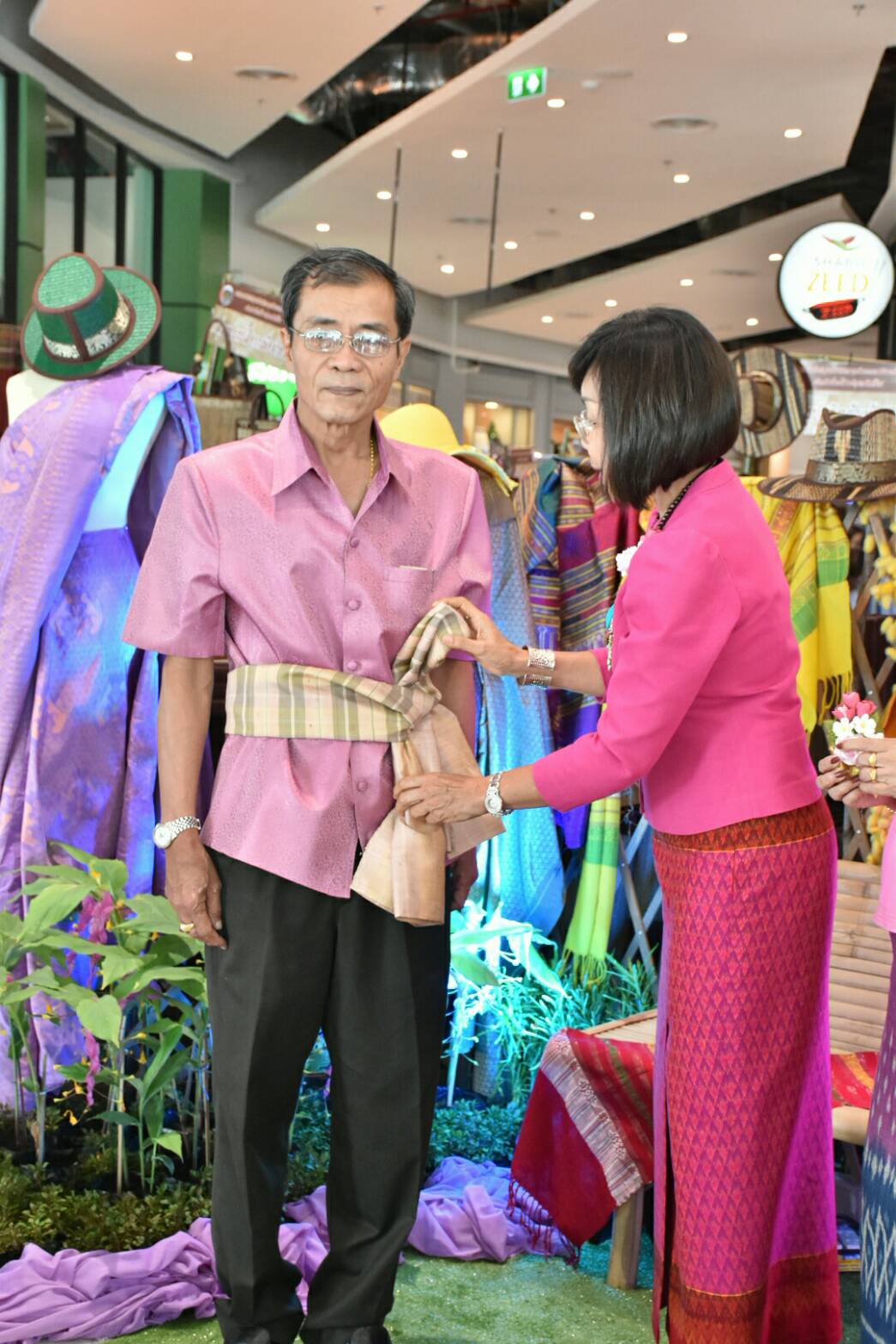 23 มิถุนายน 2561พิธีเปิดงานจำหน่ายผลิตภัณฑ์  กลุ่มอาชีพสมาชิกกองทุนพัฒนาบทบาทสตรี     และภาคีเครือข่าย สร้างอาชีพ เพิ่มรายได้ และคุณภาพชีวิตที่มั่นคง