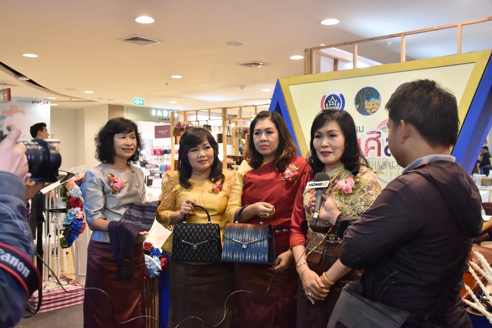 27 เมษายน 2561 งาน “มหาสารคาม สานศิลป์ ถิ่นแพรไหม” มหกรรมแสดงแฟชั่นและจำหน่ายผ้าไหม งานจำหน่ายสินค้า OTOP จังหวัดมหาสารคาม ณ ลานโปรโมชั่น ชั้น 1 ศูนย์การค้าเซ็นทรัลพลาซา จังหวัดอุดรธานี