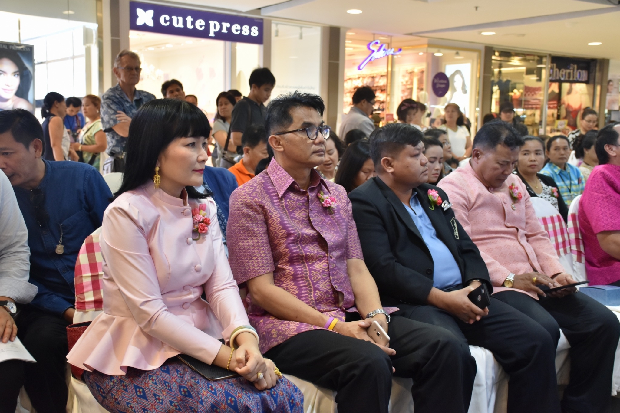 27 เมษายน 2561 งาน “มหาสารคาม สานศิลป์ ถิ่นแพรไหม” มหกรรมแสดงแฟชั่นและจำหน่ายผ้าไหม งานจำหน่ายสินค้า OTOP จังหวัดมหาสารคาม ณ ลานโปรโมชั่น ชั้น 1 ศูนย์การค้าเซ็นทรัลพลาซา จังหวัดอุดรธานี