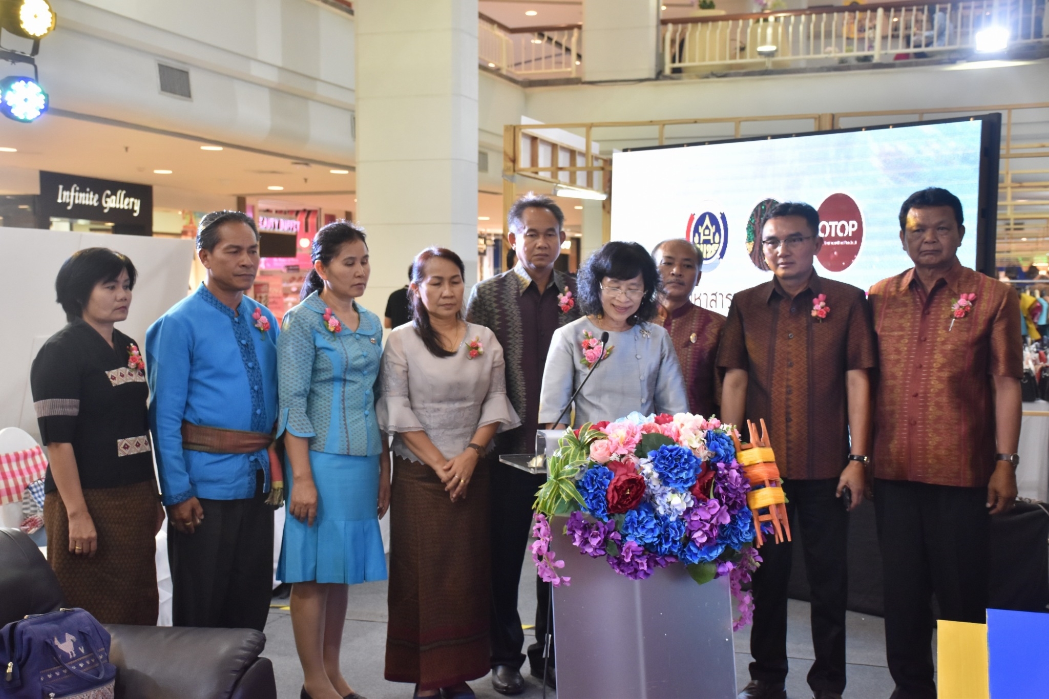 27 เมษายน 2561 งาน “มหาสารคาม สานศิลป์ ถิ่นแพรไหม” มหกรรมแสดงแฟชั่นและจำหน่ายผ้าไหม งานจำหน่ายสินค้า OTOP จังหวัดมหาสารคาม ณ ลานโปรโมชั่น ชั้น 1 ศูนย์การค้าเซ็นทรัลพลาซา จังหวัดอุดรธานี