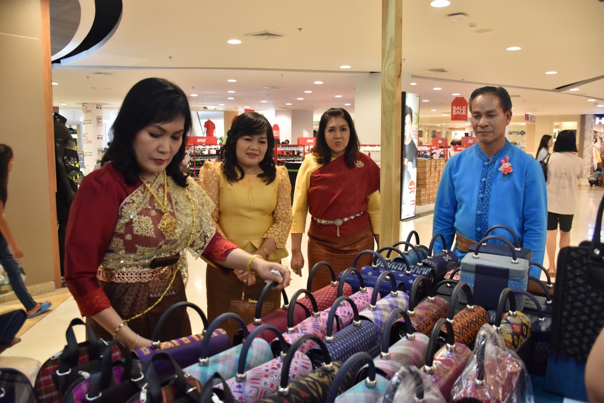 27 เมษายน 2561 งาน “มหาสารคาม สานศิลป์ ถิ่นแพรไหม” มหกรรมแสดงแฟชั่นและจำหน่ายผ้าไหม งานจำหน่ายสินค้า OTOP จังหวัดมหาสารคาม ณ ลานโปรโมชั่น ชั้น 1 ศูนย์การค้าเซ็นทรัลพลาซา จังหวัดอุดรธานี