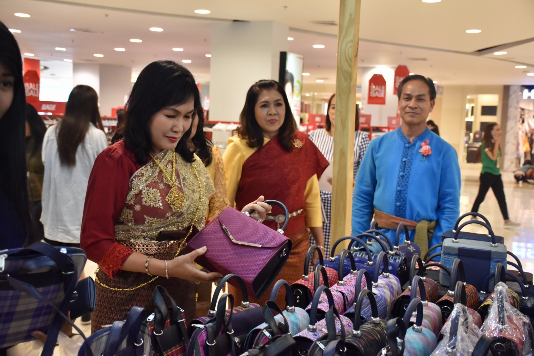 27 เมษายน 2561 งาน “มหาสารคาม สานศิลป์ ถิ่นแพรไหม” มหกรรมแสดงแฟชั่นและจำหน่ายผ้าไหม งานจำหน่ายสินค้า OTOP จังหวัดมหาสารคาม ณ ลานโปรโมชั่น ชั้น 1 ศูนย์การค้าเซ็นทรัลพลาซา จังหวัดอุดรธานี