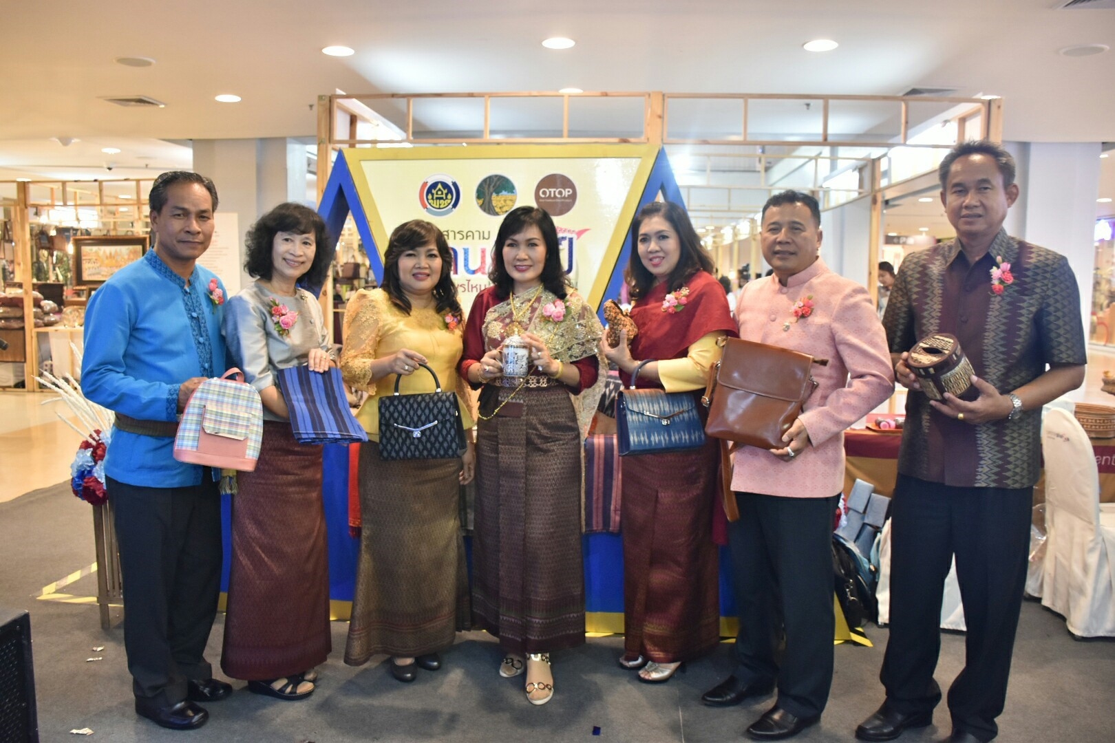 27 เมษายน 2561 งาน “มหาสารคาม สานศิลป์ ถิ่นแพรไหม” มหกรรมแสดงแฟชั่นและจำหน่ายผ้าไหม งานจำหน่ายสินค้า OTOP จังหวัดมหาสารคาม ณ ลานโปรโมชั่น ชั้น 1 ศูนย์การค้าเซ็นทรัลพลาซา จังหวัดอุดรธานี