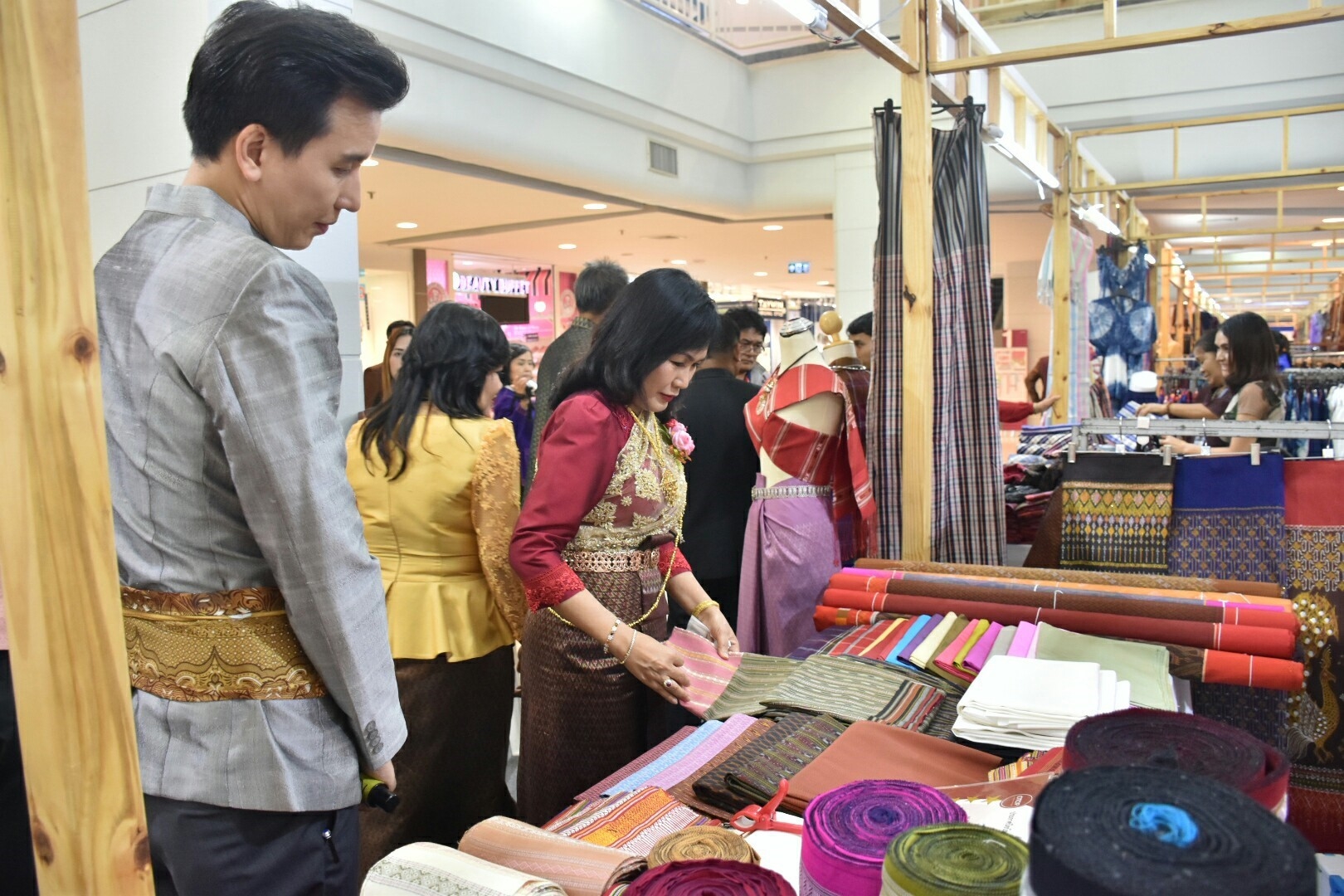 27 เมษายน 2561 งาน “มหาสารคาม สานศิลป์ ถิ่นแพรไหม” มหกรรมแสดงแฟชั่นและจำหน่ายผ้าไหม งานจำหน่ายสินค้า OTOP จังหวัดมหาสารคาม ณ ลานโปรโมชั่น ชั้น 1 ศูนย์การค้าเซ็นทรัลพลาซา จังหวัดอุดรธานี