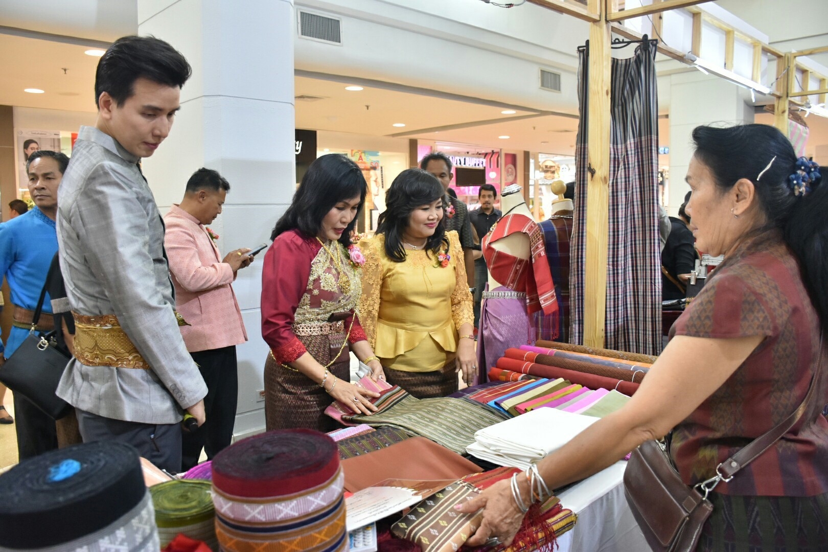 27 เมษายน 2561 งาน “มหาสารคาม สานศิลป์ ถิ่นแพรไหม” มหกรรมแสดงแฟชั่นและจำหน่ายผ้าไหม งานจำหน่ายสินค้า OTOP จังหวัดมหาสารคาม ณ ลานโปรโมชั่น ชั้น 1 ศูนย์การค้าเซ็นทรัลพลาซา จังหวัดอุดรธานี
