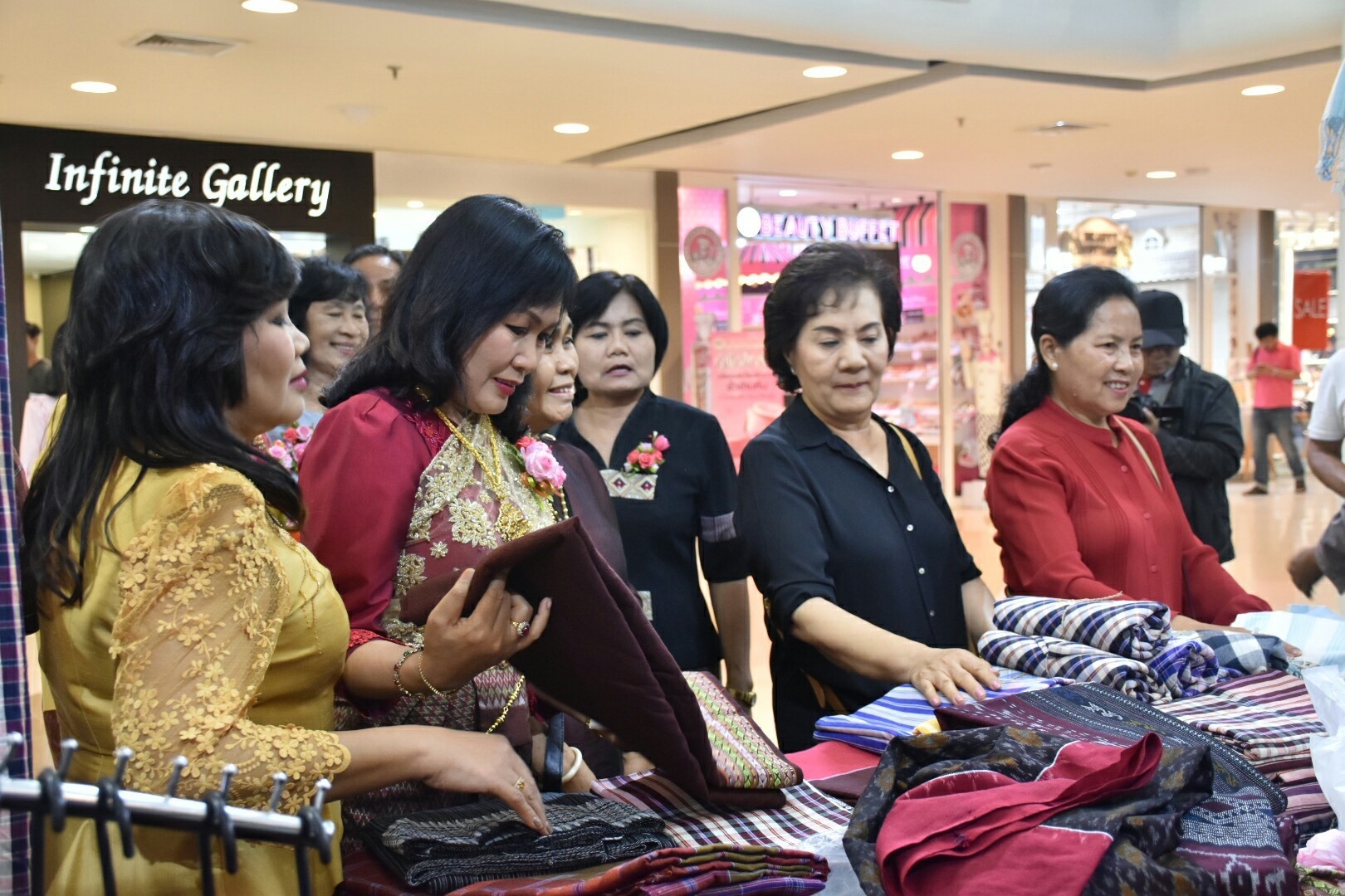 27 เมษายน 2561 งาน “มหาสารคาม สานศิลป์ ถิ่นแพรไหม” มหกรรมแสดงแฟชั่นและจำหน่ายผ้าไหม งานจำหน่ายสินค้า OTOP จังหวัดมหาสารคาม ณ ลานโปรโมชั่น ชั้น 1 ศูนย์การค้าเซ็นทรัลพลาซา จังหวัดอุดรธานี