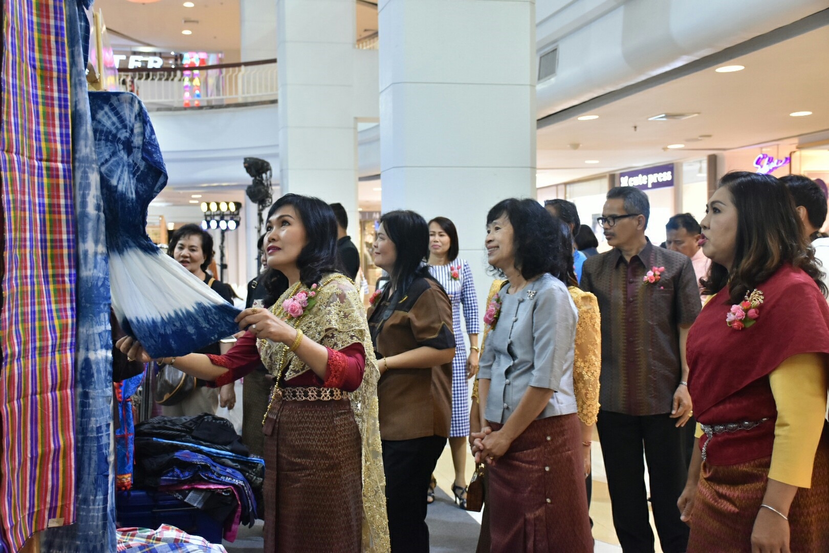 27 เมษายน 2561 งาน “มหาสารคาม สานศิลป์ ถิ่นแพรไหม” มหกรรมแสดงแฟชั่นและจำหน่ายผ้าไหม งานจำหน่ายสินค้า OTOP จังหวัดมหาสารคาม ณ ลานโปรโมชั่น ชั้น 1 ศูนย์การค้าเซ็นทรัลพลาซา จังหวัดอุดรธานี