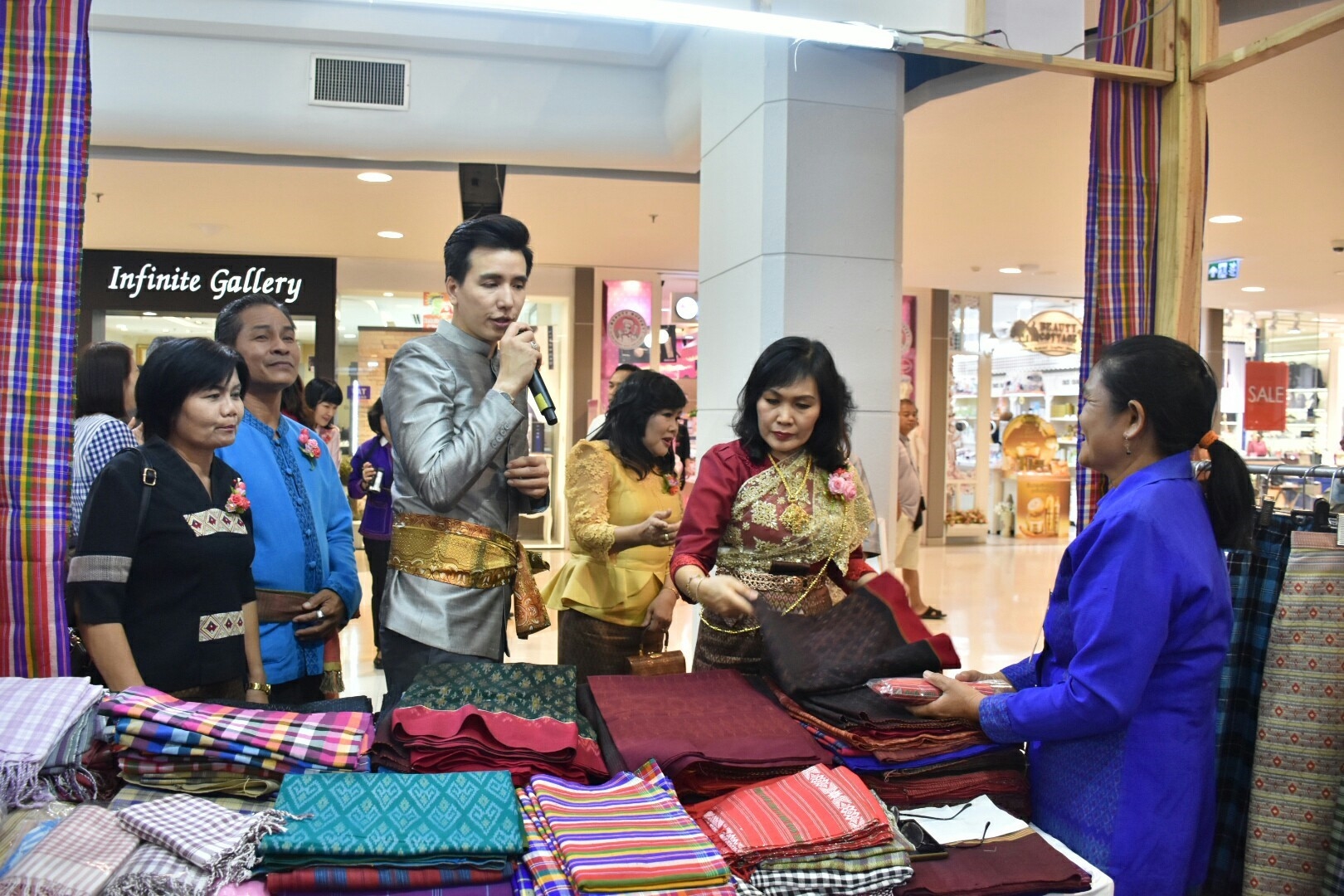 27 เมษายน 2561 งาน “มหาสารคาม สานศิลป์ ถิ่นแพรไหม” มหกรรมแสดงแฟชั่นและจำหน่ายผ้าไหม งานจำหน่ายสินค้า OTOP จังหวัดมหาสารคาม ณ ลานโปรโมชั่น ชั้น 1 ศูนย์การค้าเซ็นทรัลพลาซา จังหวัดอุดรธานี