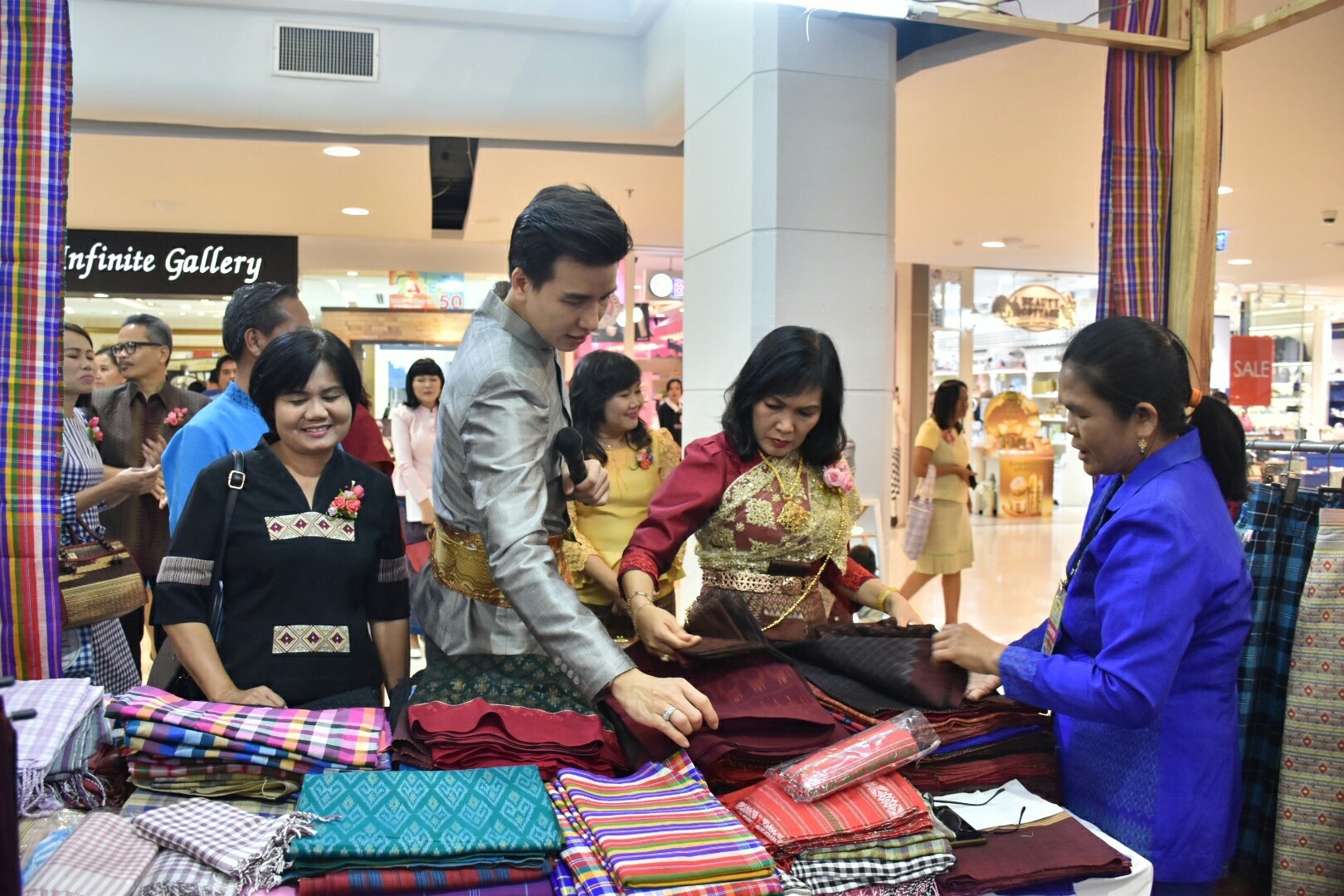 27 เมษายน 2561 งาน “มหาสารคาม สานศิลป์ ถิ่นแพรไหม” มหกรรมแสดงแฟชั่นและจำหน่ายผ้าไหม งานจำหน่ายสินค้า OTOP จังหวัดมหาสารคาม ณ ลานโปรโมชั่น ชั้น 1 ศูนย์การค้าเซ็นทรัลพลาซา จังหวัดอุดรธานี