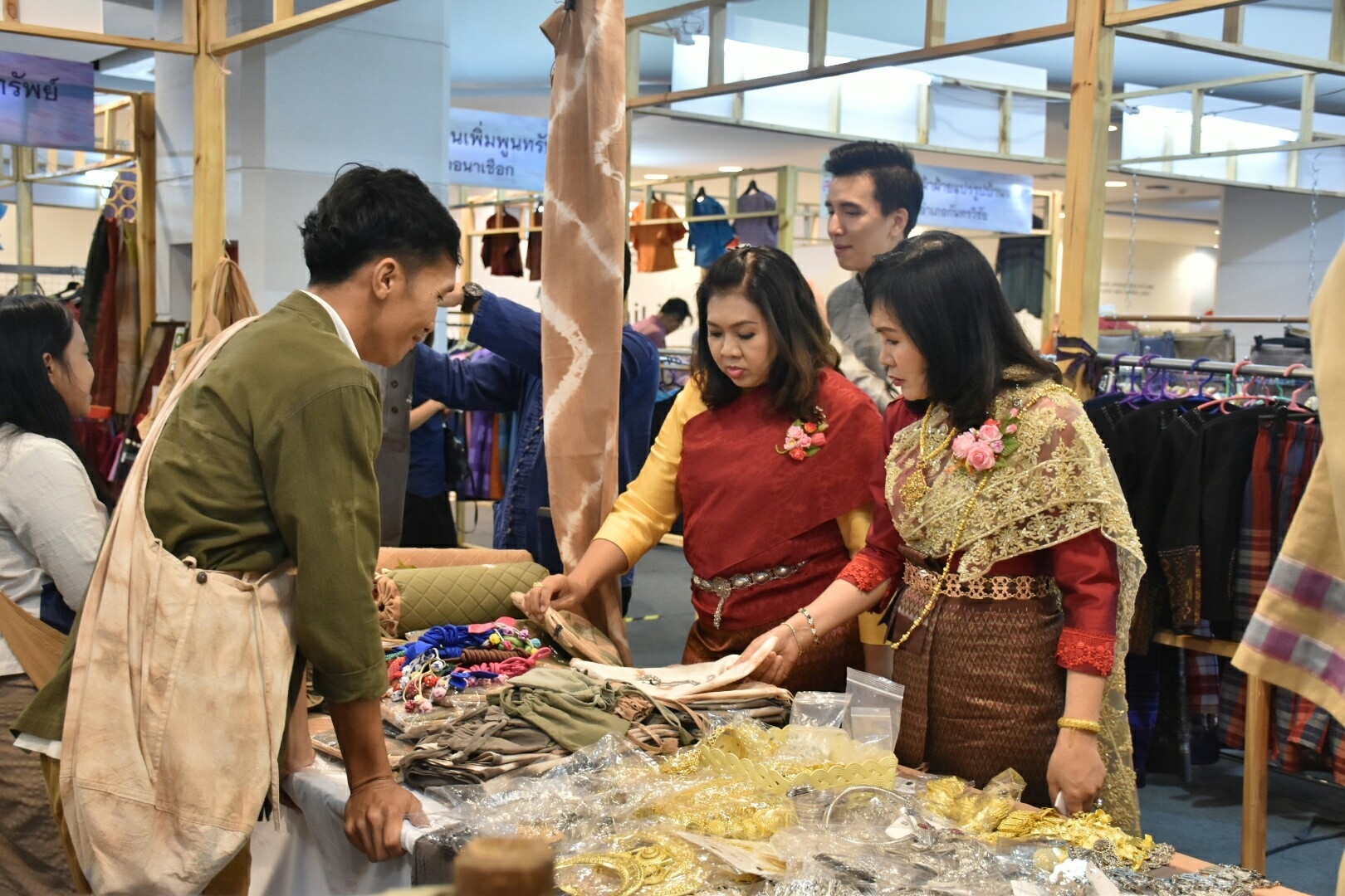27 เมษายน 2561 งาน “มหาสารคาม สานศิลป์ ถิ่นแพรไหม” มหกรรมแสดงแฟชั่นและจำหน่ายผ้าไหม งานจำหน่ายสินค้า OTOP จังหวัดมหาสารคาม ณ ลานโปรโมชั่น ชั้น 1 ศูนย์การค้าเซ็นทรัลพลาซา จังหวัดอุดรธานี
