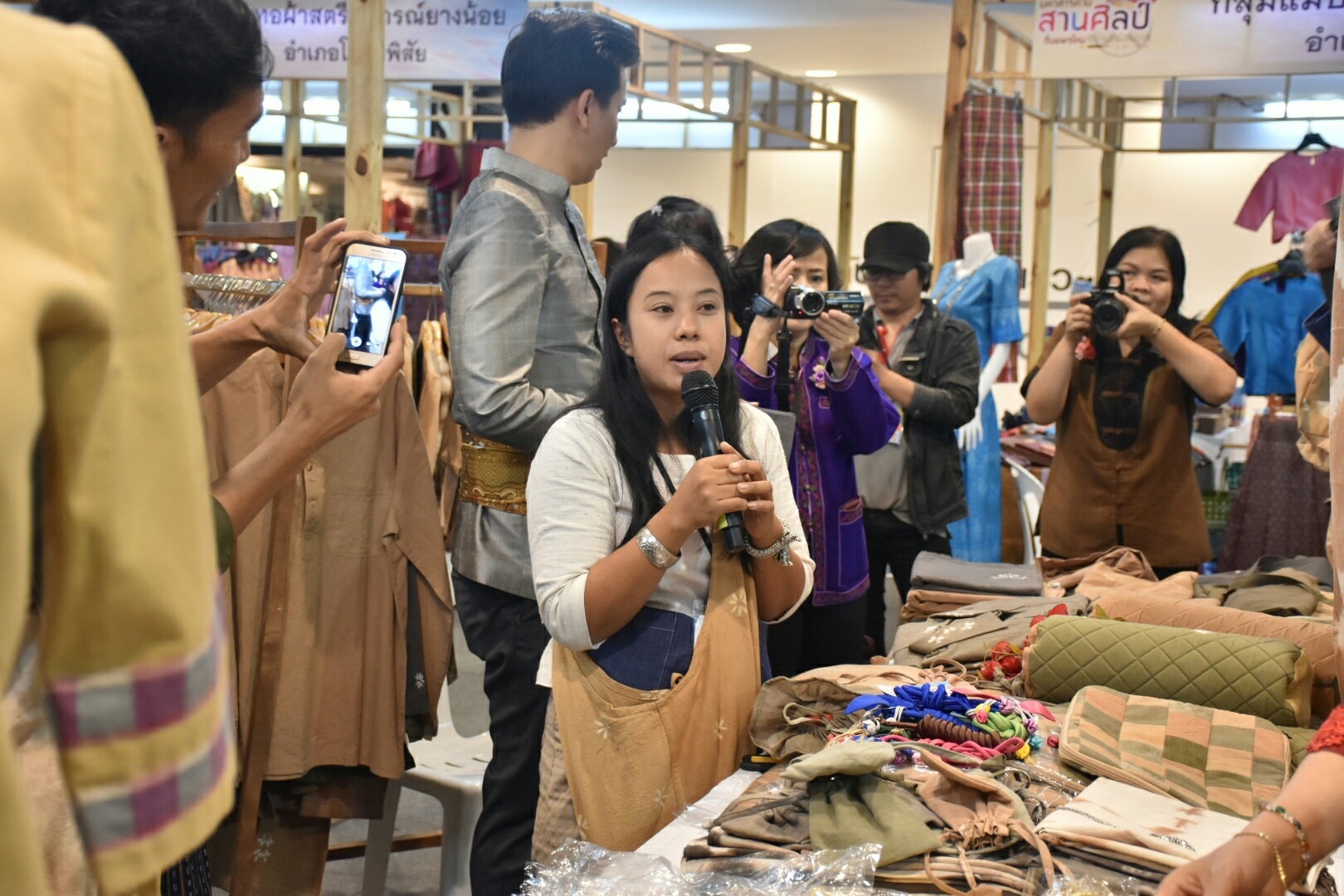 27 เมษายน 2561 งาน “มหาสารคาม สานศิลป์ ถิ่นแพรไหม” มหกรรมแสดงแฟชั่นและจำหน่ายผ้าไหม งานจำหน่ายสินค้า OTOP จังหวัดมหาสารคาม ณ ลานโปรโมชั่น ชั้น 1 ศูนย์การค้าเซ็นทรัลพลาซา จังหวัดอุดรธานี