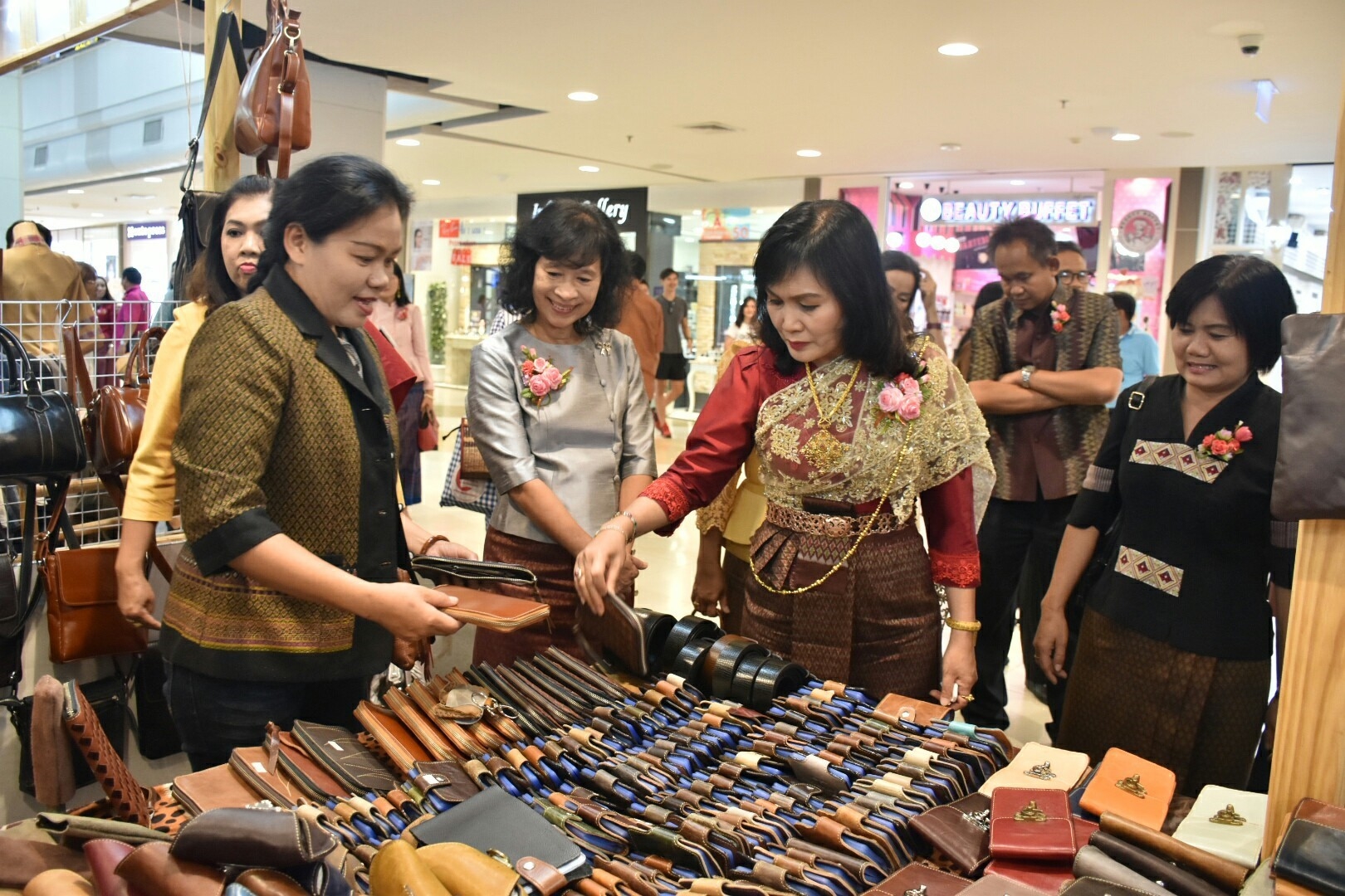 27 เมษายน 2561 งาน “มหาสารคาม สานศิลป์ ถิ่นแพรไหม” มหกรรมแสดงแฟชั่นและจำหน่ายผ้าไหม งานจำหน่ายสินค้า OTOP จังหวัดมหาสารคาม ณ ลานโปรโมชั่น ชั้น 1 ศูนย์การค้าเซ็นทรัลพลาซา จังหวัดอุดรธานี