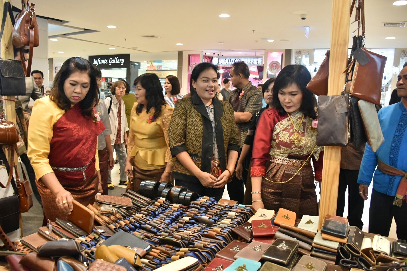 27 เมษายน 2561 งาน “มหาสารคาม สานศิลป์ ถิ่นแพรไหม” มหกรรมแสดงแฟชั่นและจำหน่ายผ้าไหม งานจำหน่ายสินค้า OTOP จังหวัดมหาสารคาม ณ ลานโปรโมชั่น ชั้น 1 ศูนย์การค้าเซ็นทรัลพลาซา จังหวัดอุดรธานี