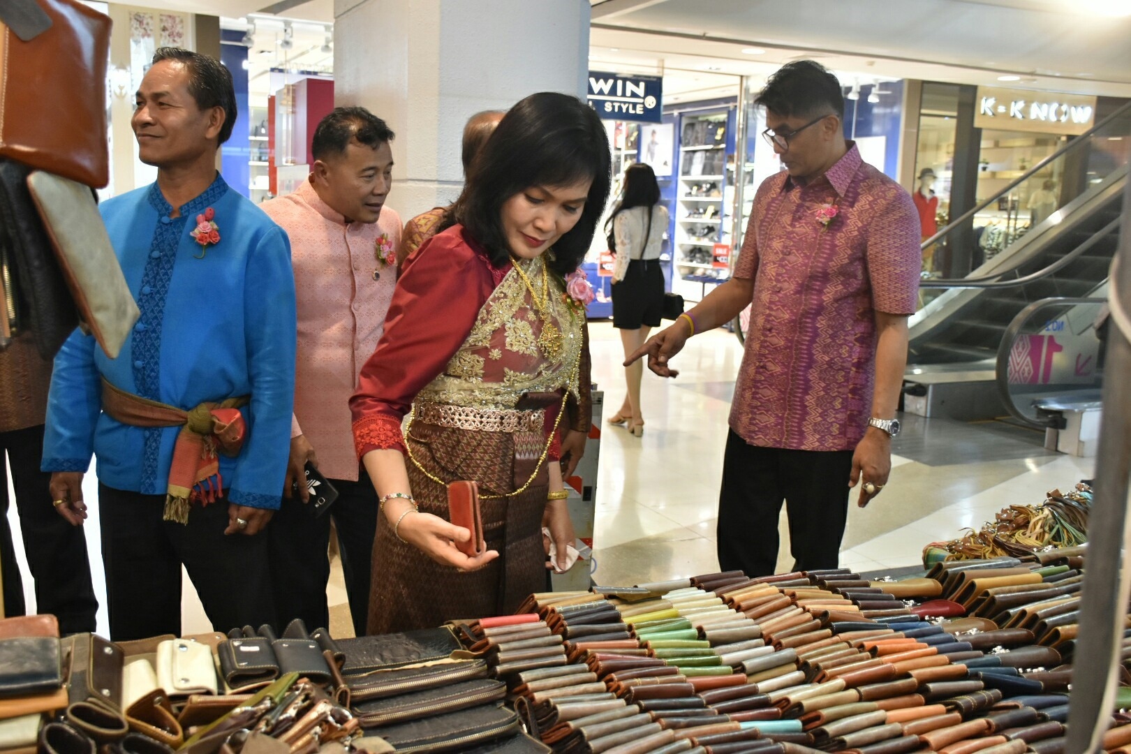 27 เมษายน 2561 งาน “มหาสารคาม สานศิลป์ ถิ่นแพรไหม” มหกรรมแสดงแฟชั่นและจำหน่ายผ้าไหม งานจำหน่ายสินค้า OTOP จังหวัดมหาสารคาม ณ ลานโปรโมชั่น ชั้น 1 ศูนย์การค้าเซ็นทรัลพลาซา จังหวัดอุดรธานี